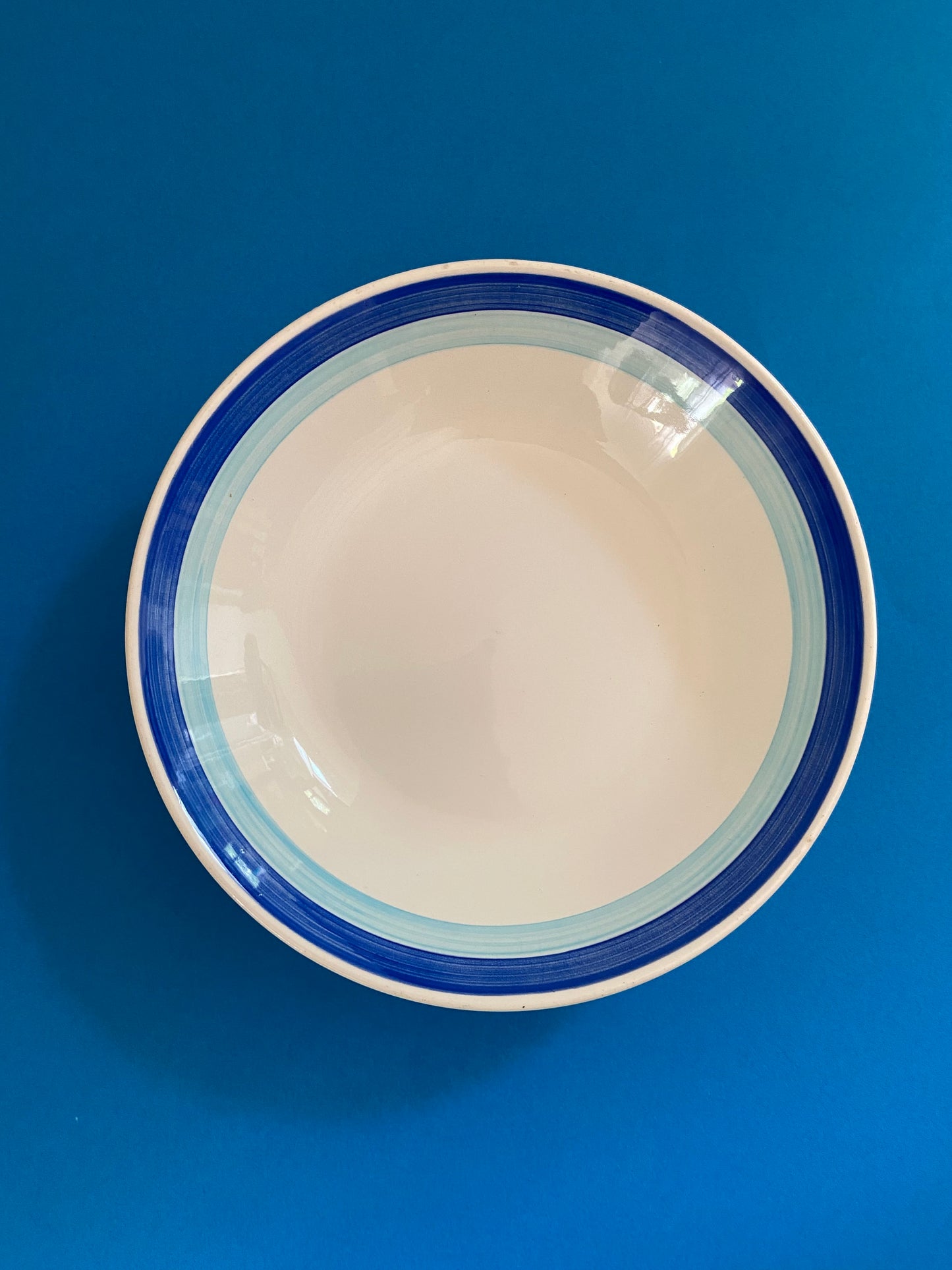 Assiette creuse lignes tons BLEU