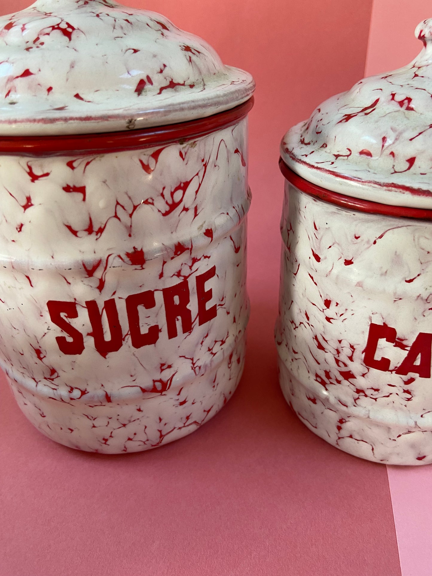 Lot of 5 storage pots Marbled enamel White and red St Servais Belgium