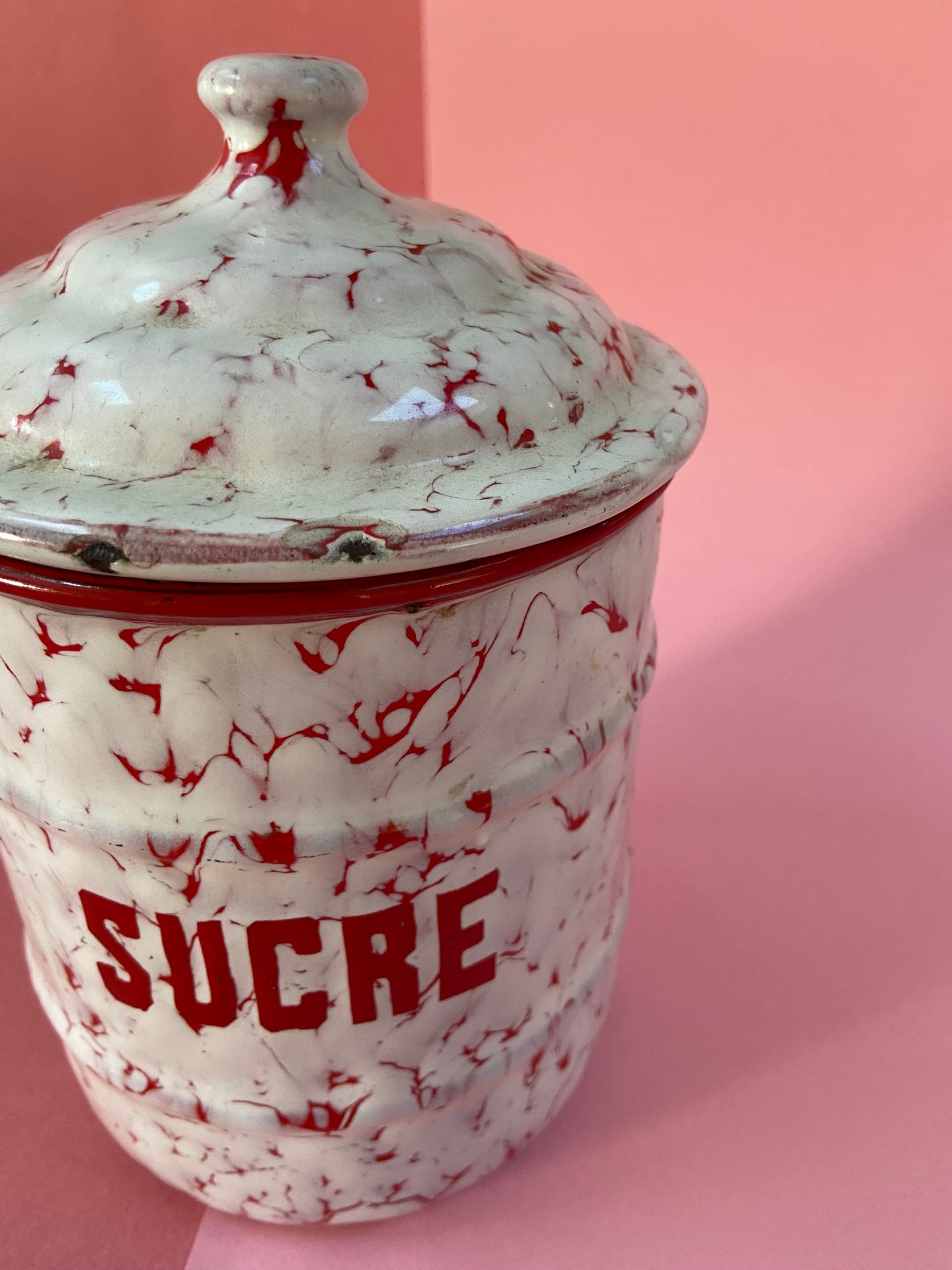 Lot of 5 storage pots Marbled enamel White and red St Servais Belgium