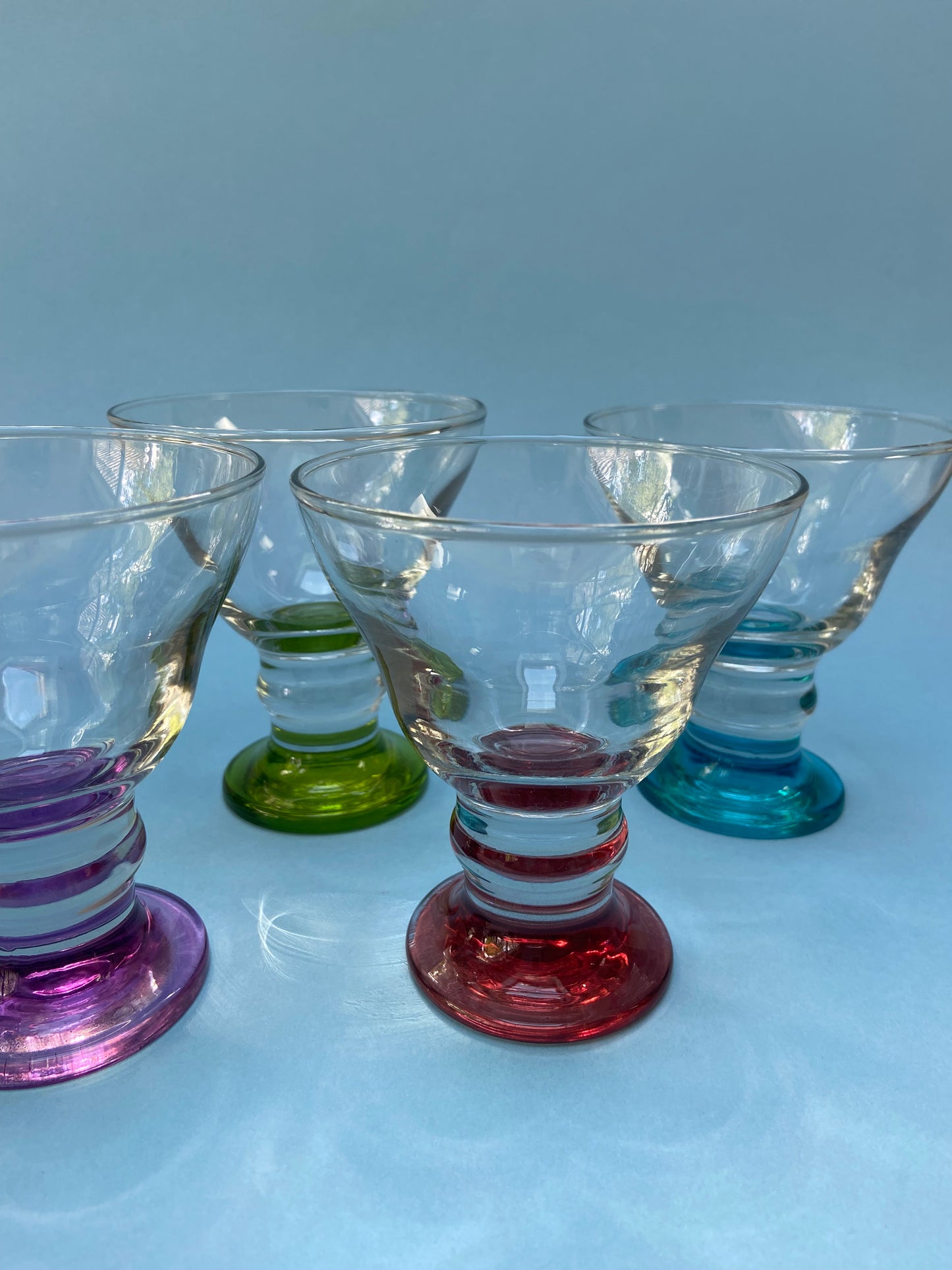 Set of 4 dessert cups with colored feet