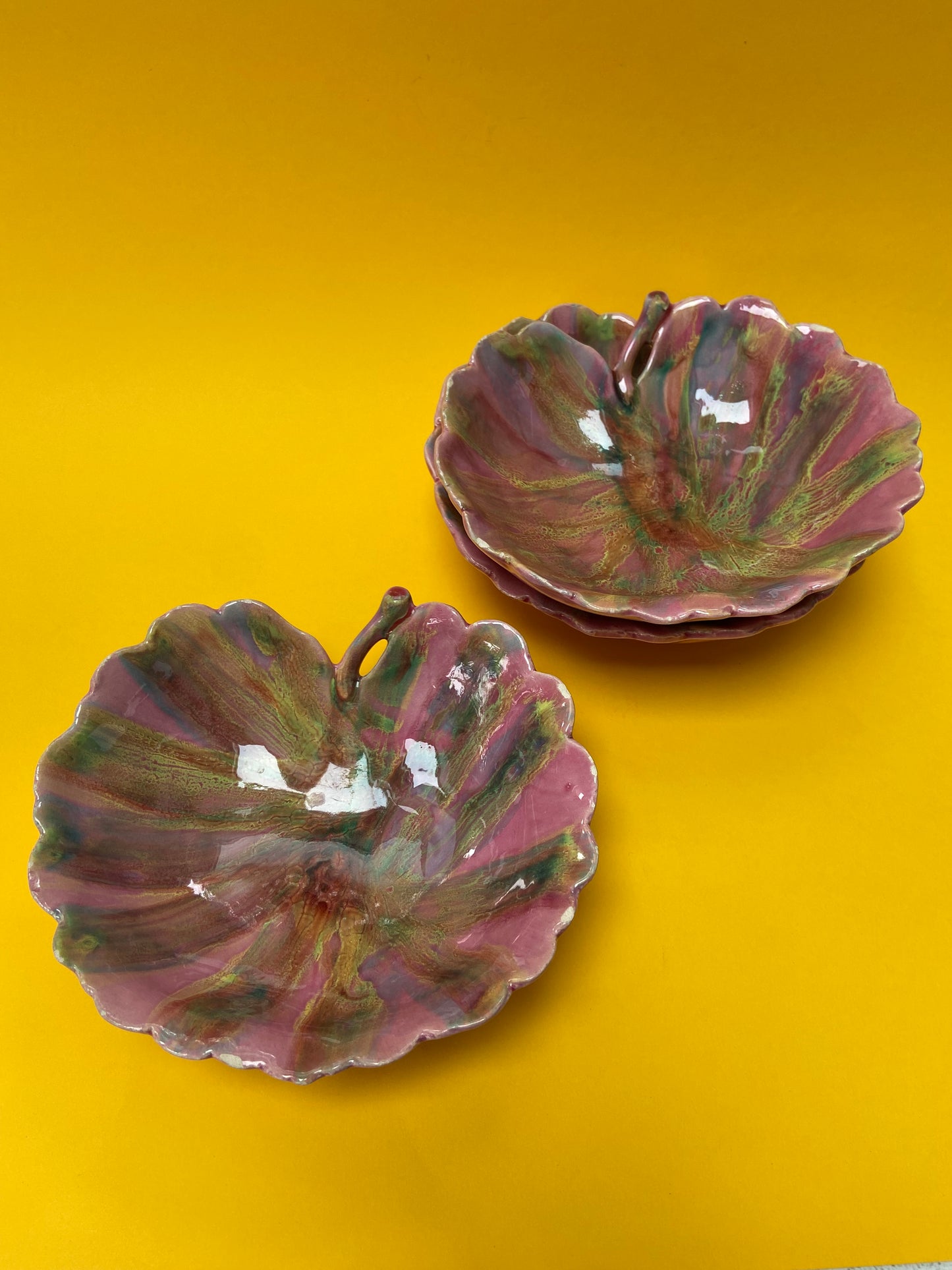 Multicolored leaf-shaped ceramic bowls