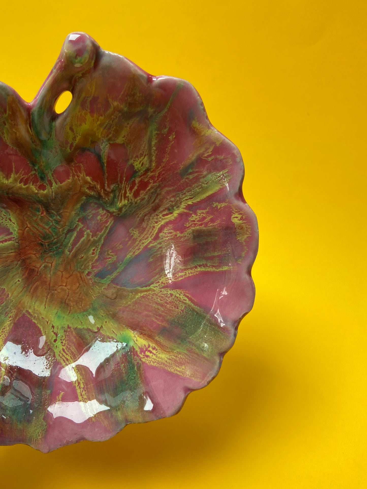 Multicolored leaf-shaped ceramic bowls