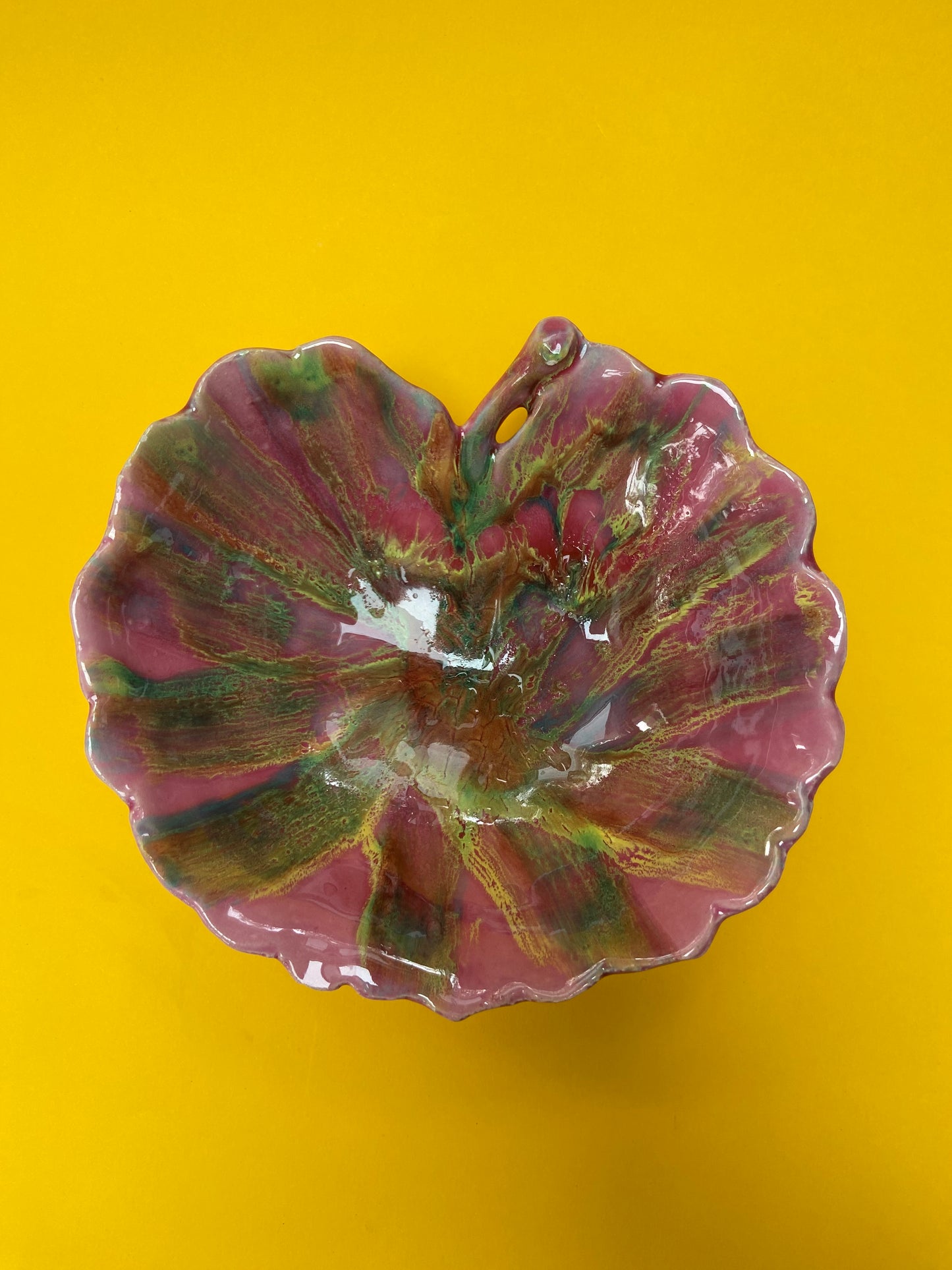 Multicolored leaf-shaped ceramic bowls