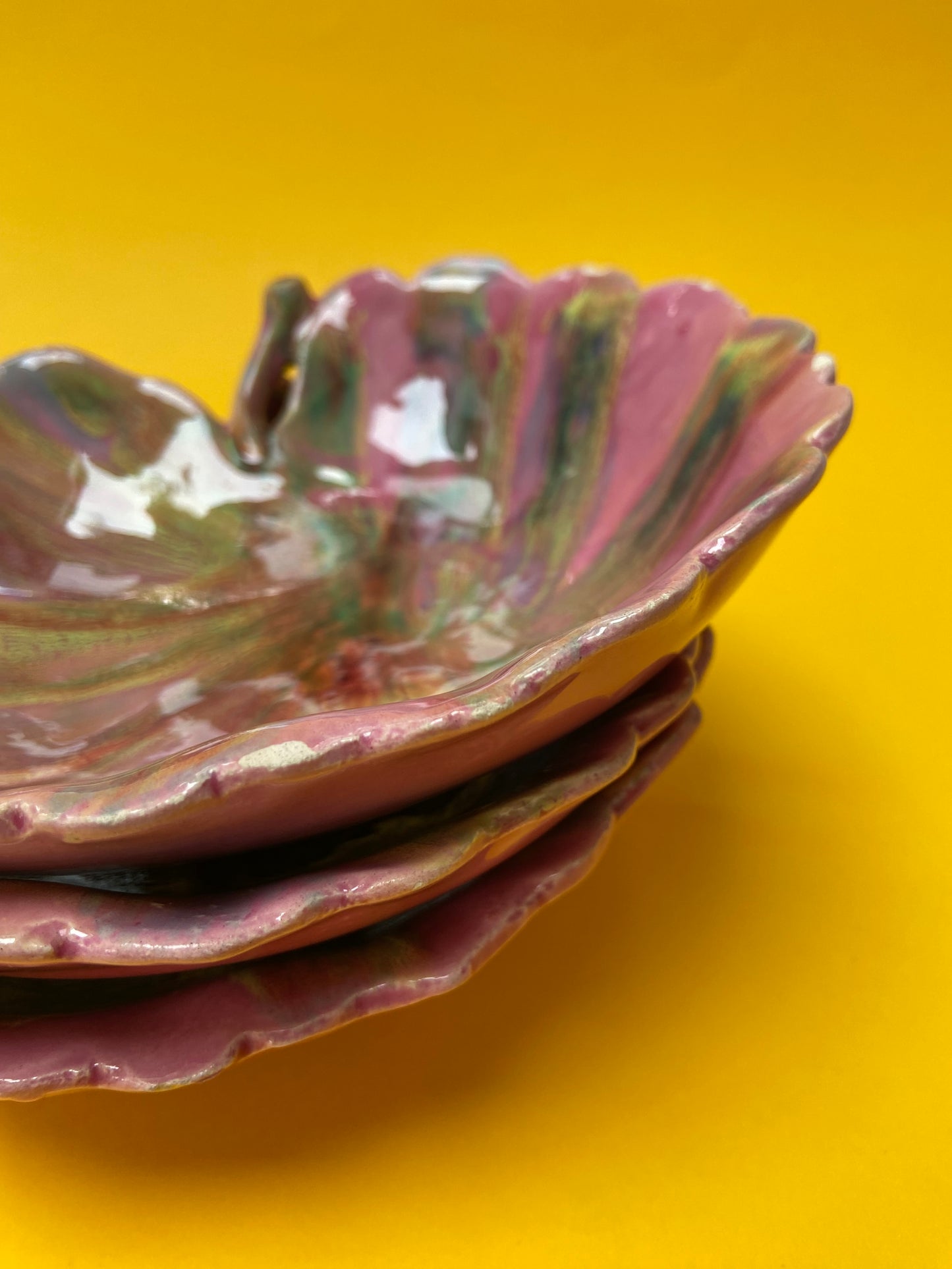 Multicolored leaf-shaped ceramic bowls