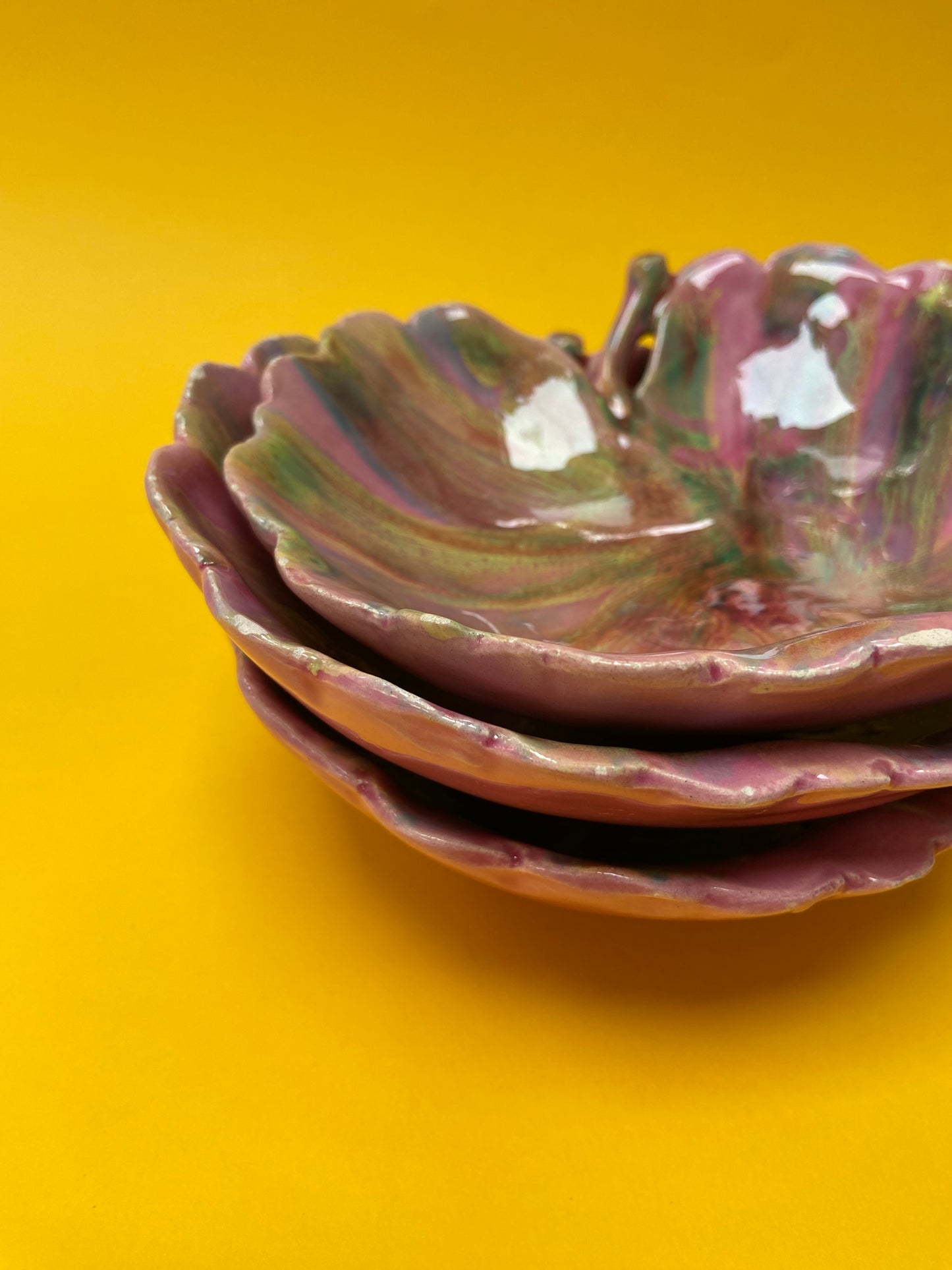 Multicolored leaf-shaped ceramic bowls