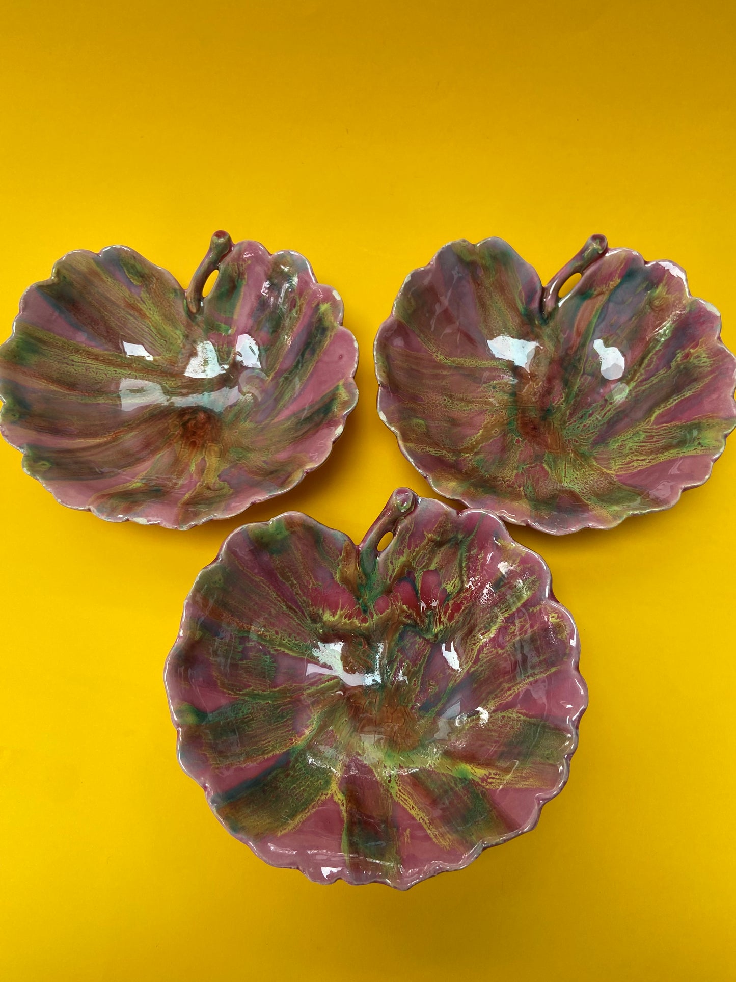 Multicolored leaf-shaped ceramic bowls