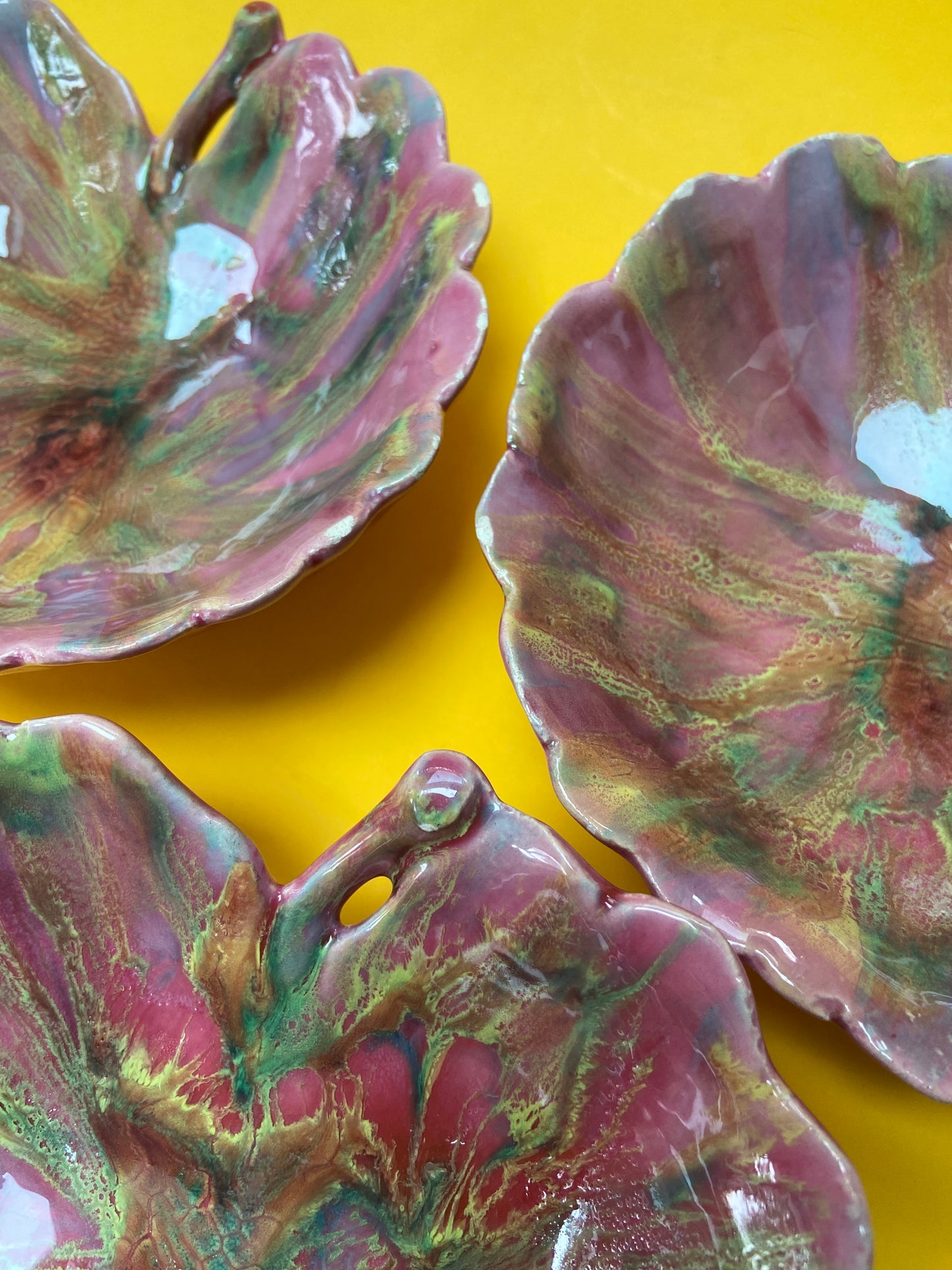 Multicolored leaf-shaped ceramic bowls