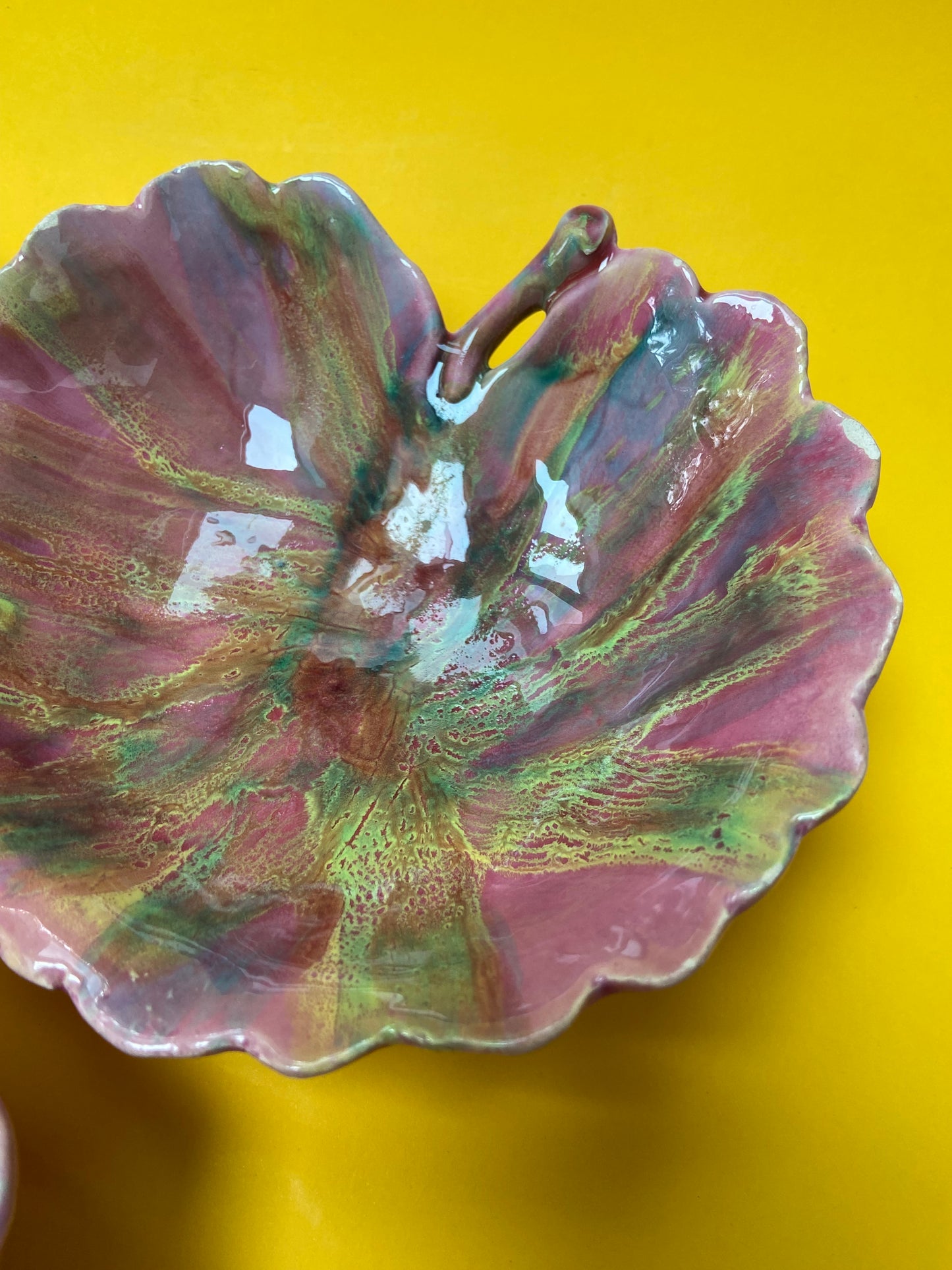 Multicolored leaf-shaped ceramic bowls