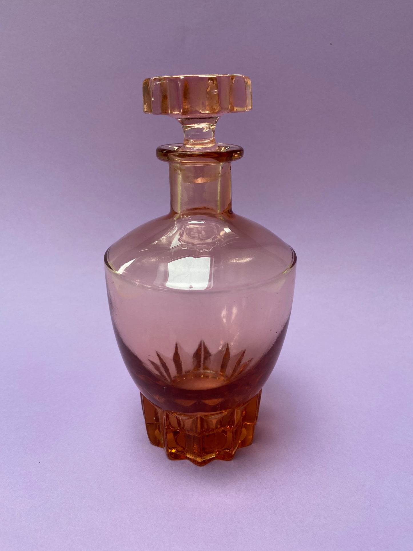 Carafe en verre rose vintage