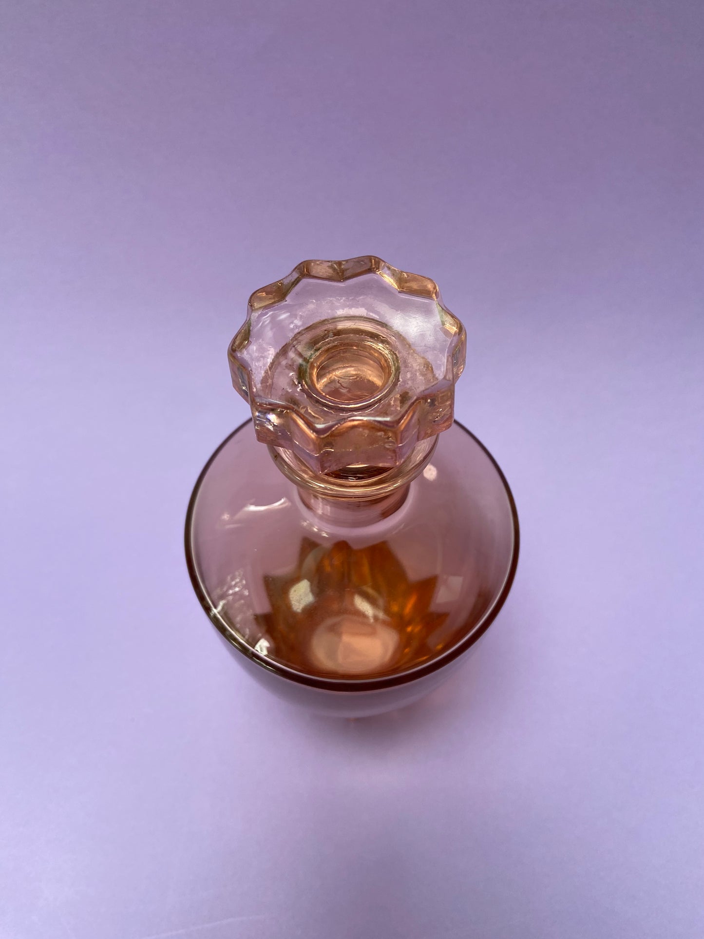 Carafe en verre rose vintage