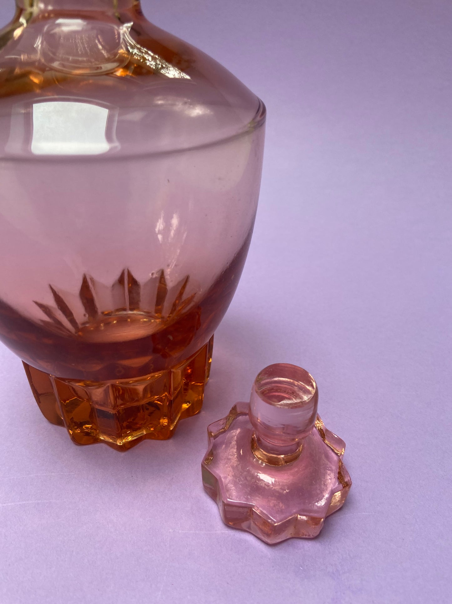 Carafe en verre rose vintage