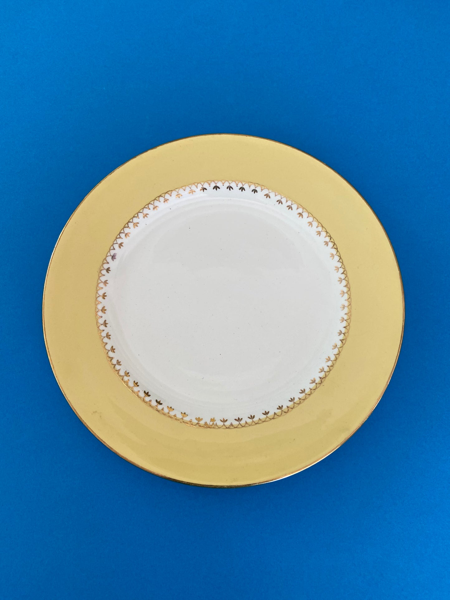 Assiette plate pastel jaune et dorure L’AMANDINOISE