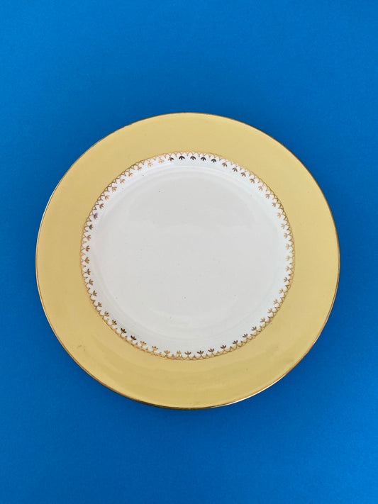 Assiette plate pastel jaune et dorure L’AMANDINOISE