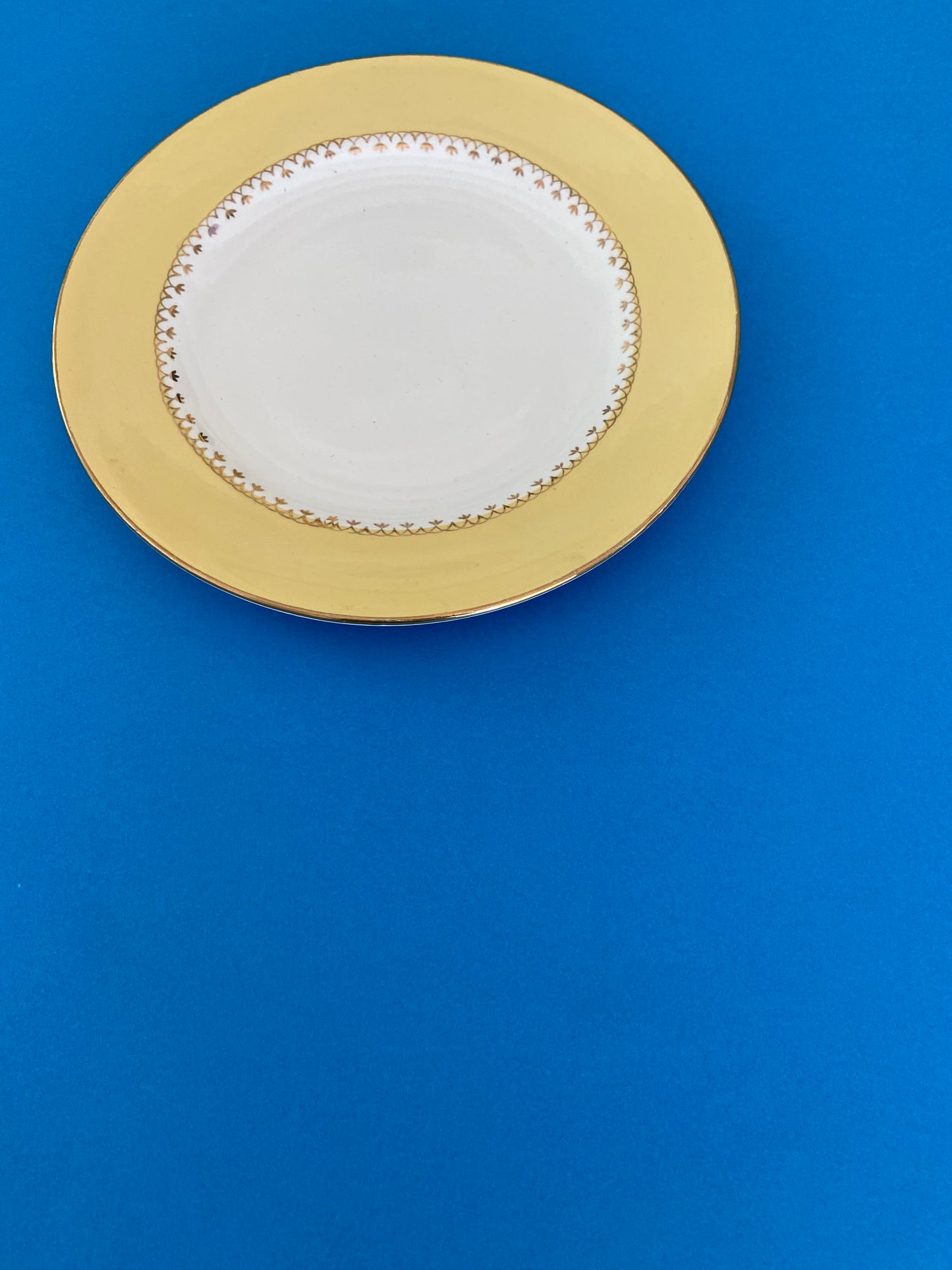 Assiette plate pastel jaune et dorure L’AMANDINOISE