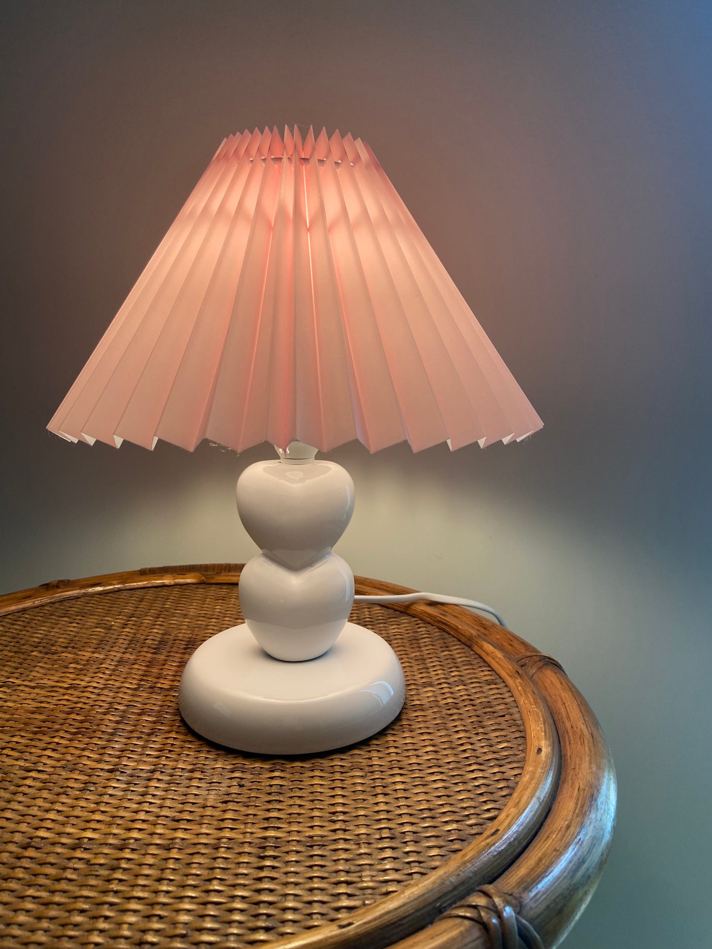 Lampe pied céramique CŒURS abat jour plissé rose