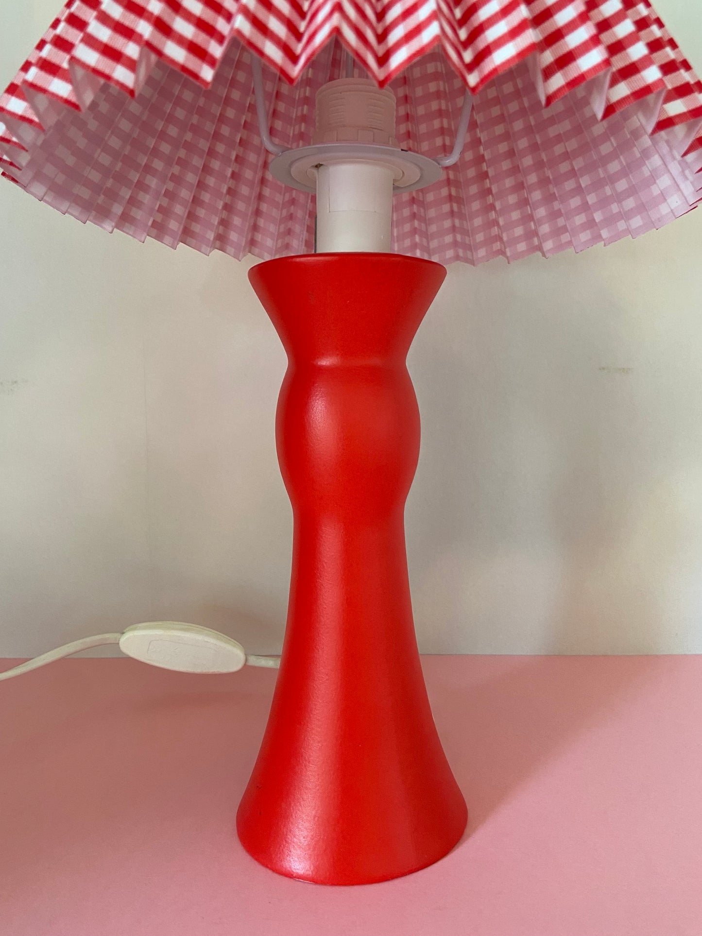 Lampe pied céramique rouge abat jour plissé vichy