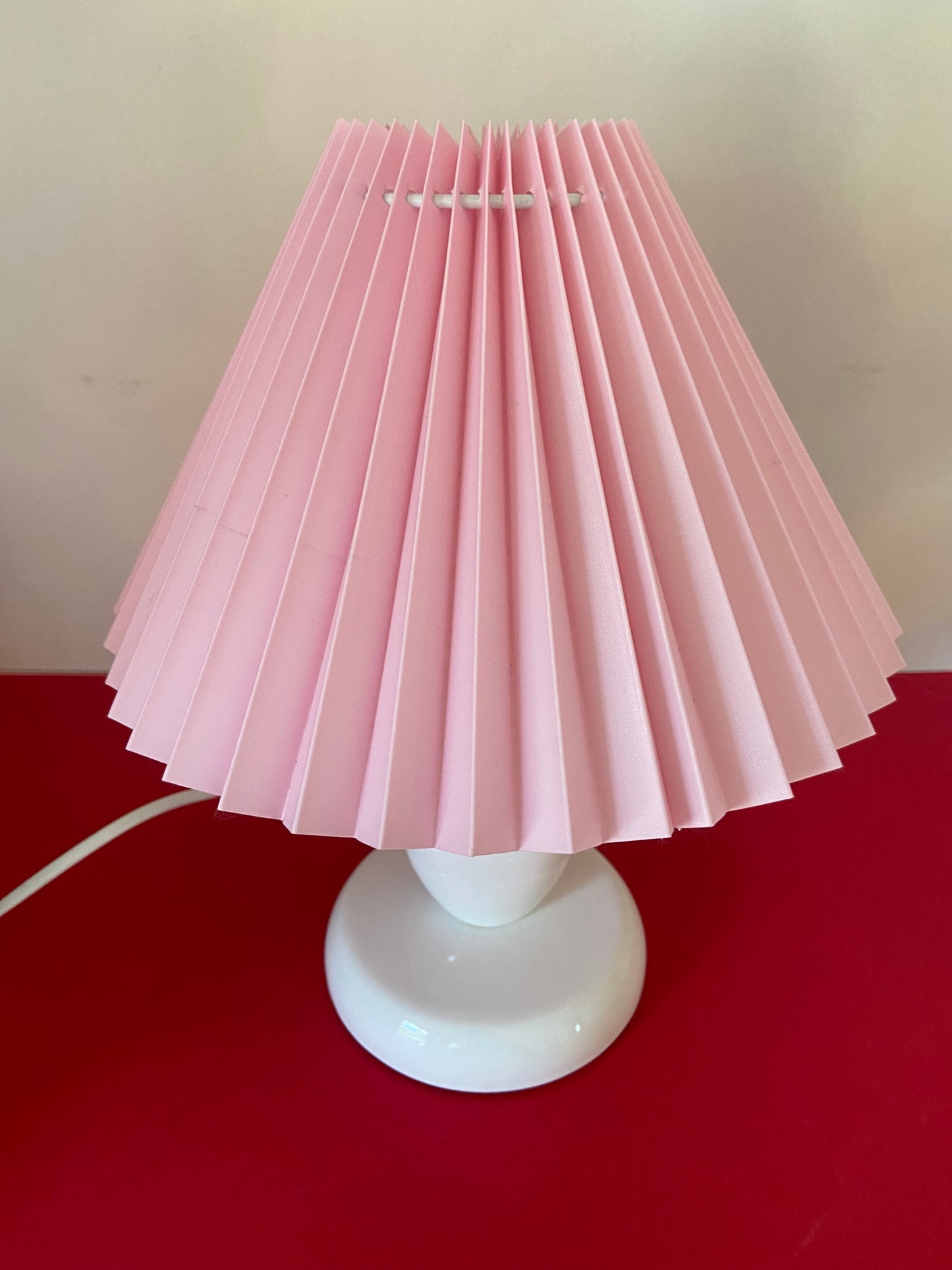 Lampe pied céramique CŒURS abat jour plissé rose