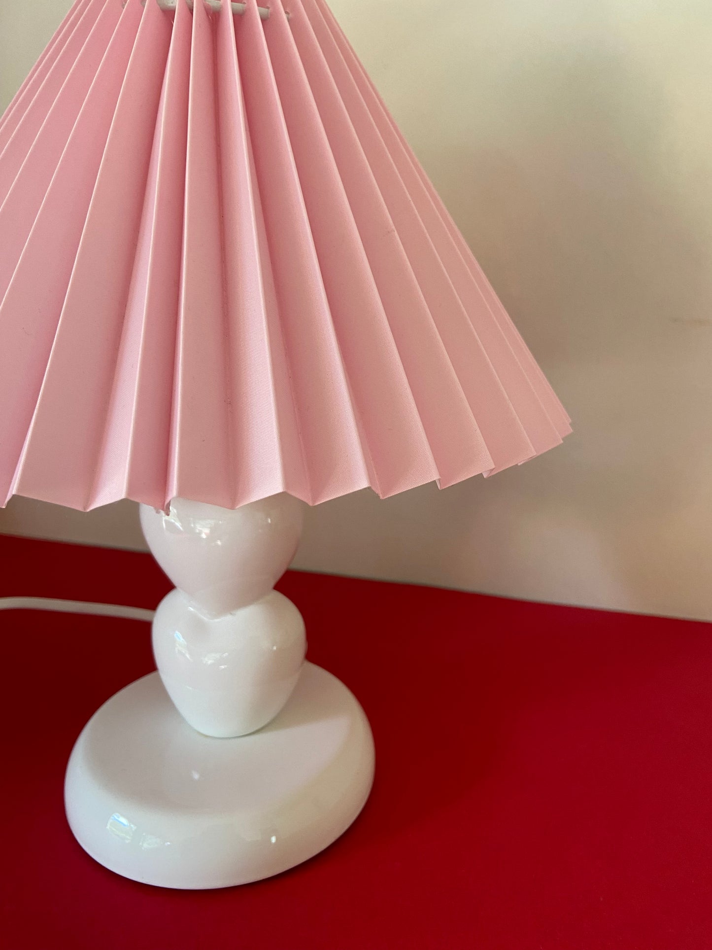 Lampe pied céramique CŒURS abat jour plissé rose