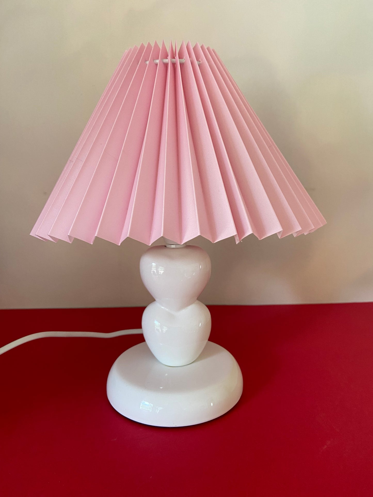 Lampe pied céramique CŒURS abat jour plissé rose