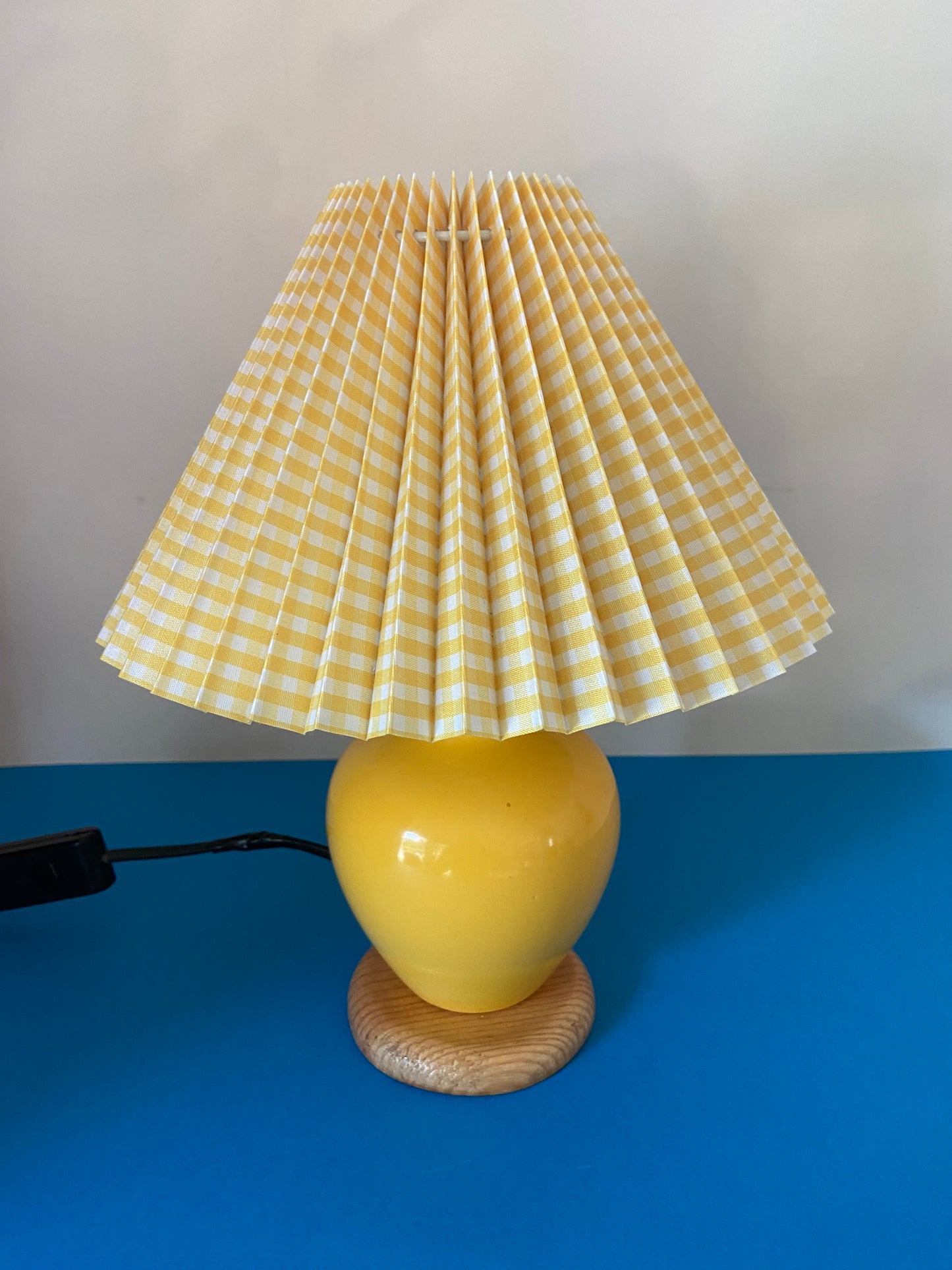 Lampe pied céramique JAUNE sur bois abat jour plissé vichy