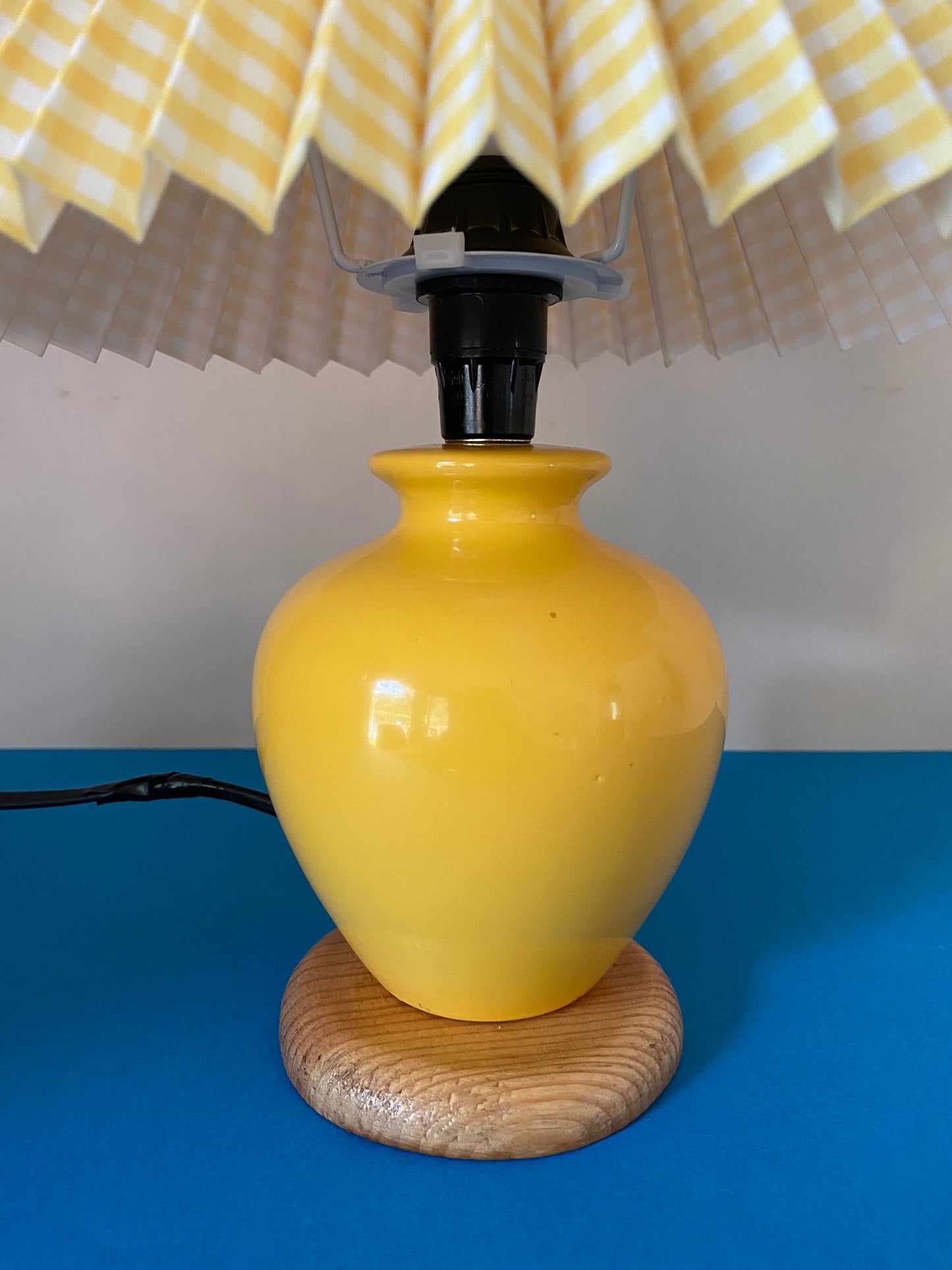 Lampe pied céramique JAUNE sur bois abat jour plissé vichy