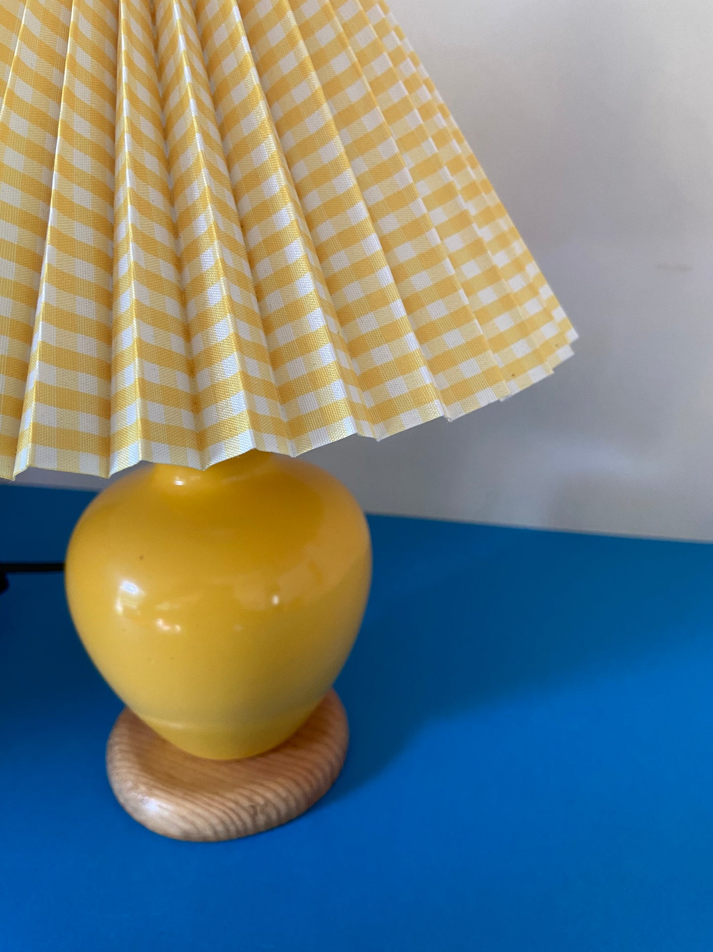 Lampe pied céramique JAUNE sur bois abat jour plissé vichy