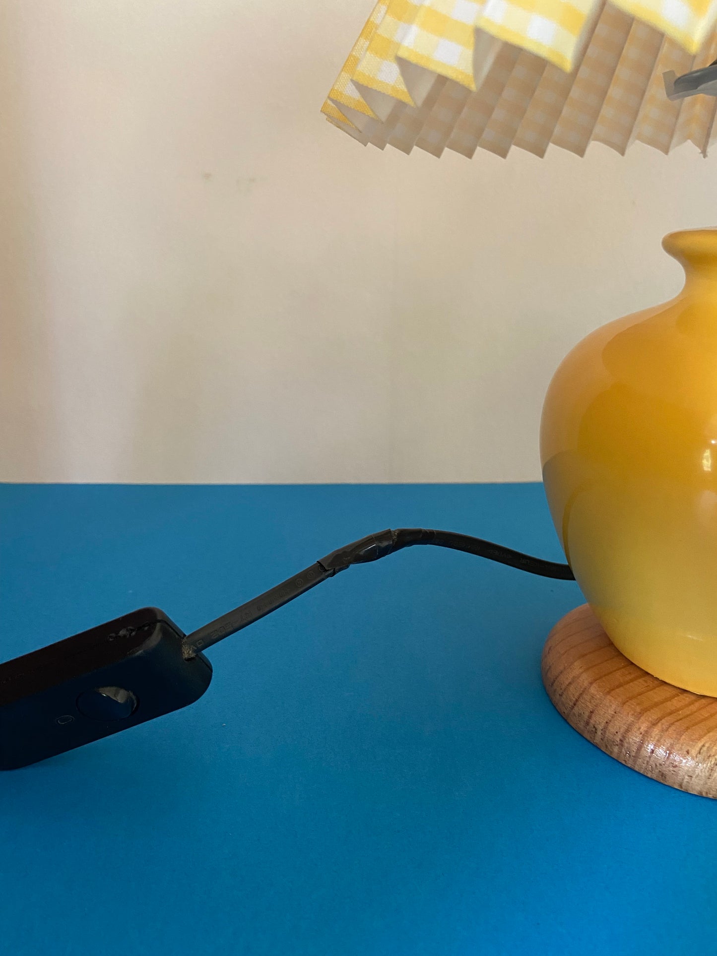 Lampe pied céramique JAUNE sur bois abat jour plissé vichy