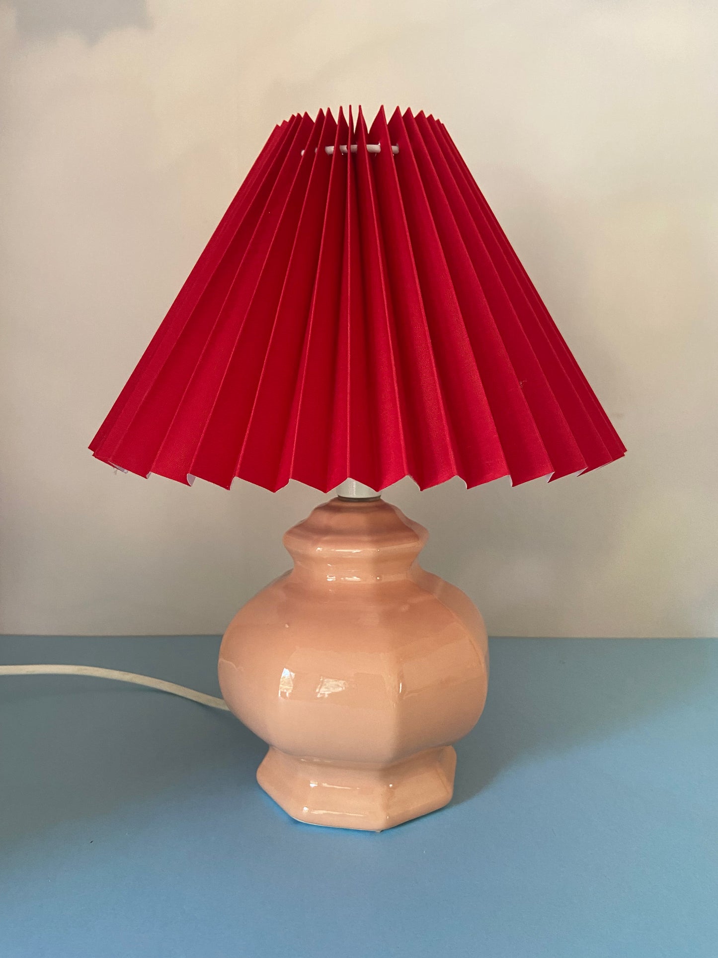 Lampe pied céramique SAUMON abat jour plissé rouge