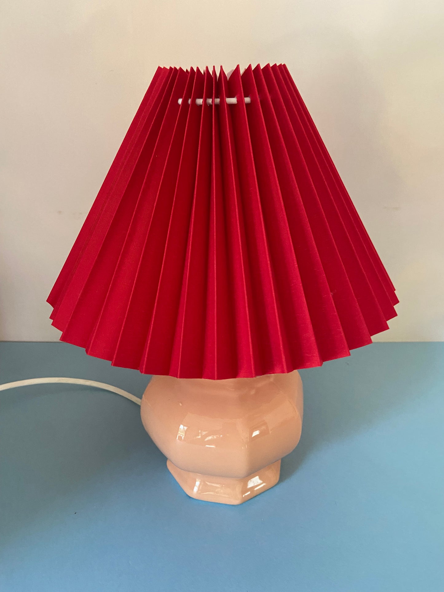 Lampe pied céramique SAUMON abat jour plissé rouge