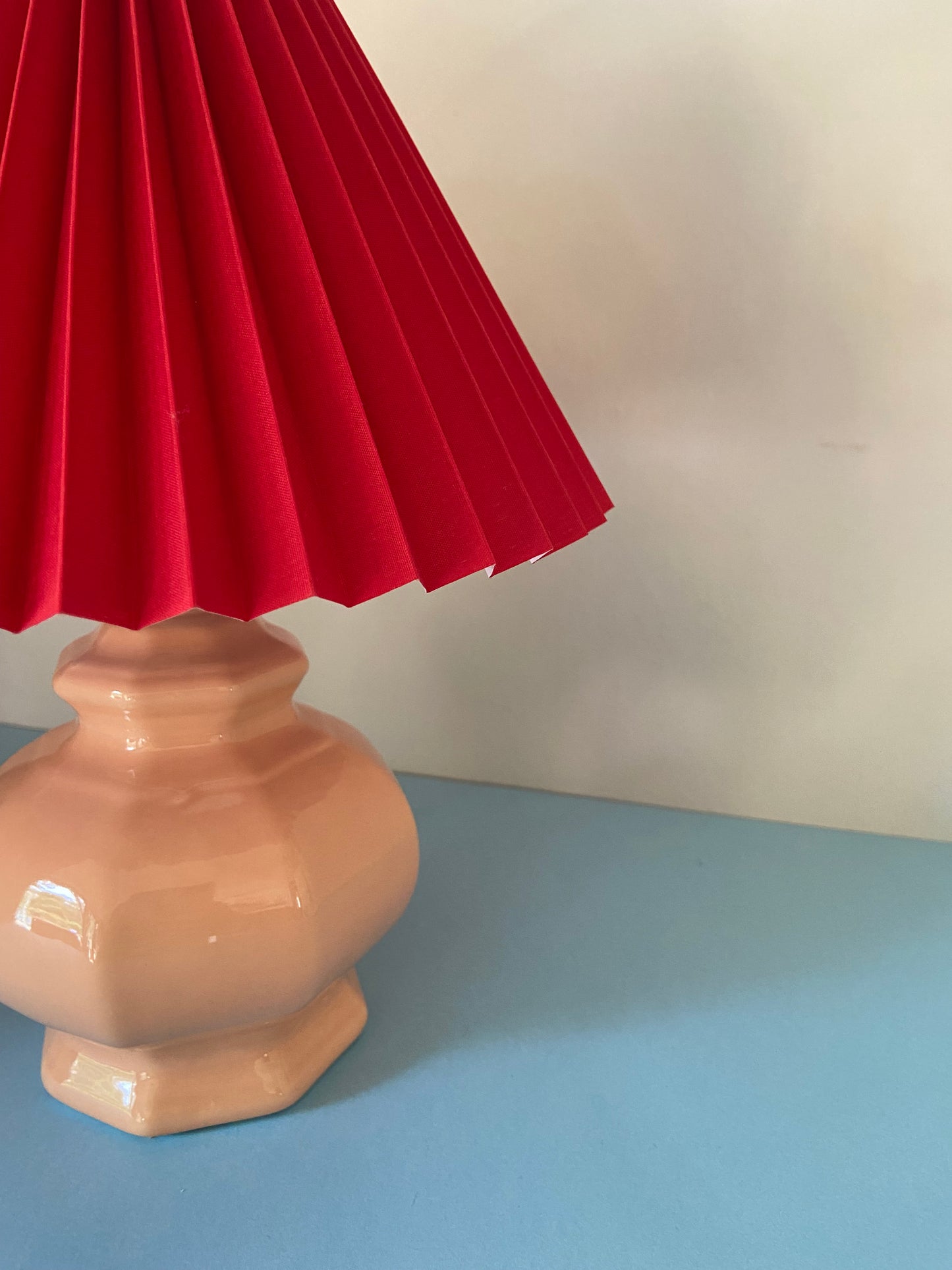 Lampe pied céramique SAUMON abat jour plissé rouge