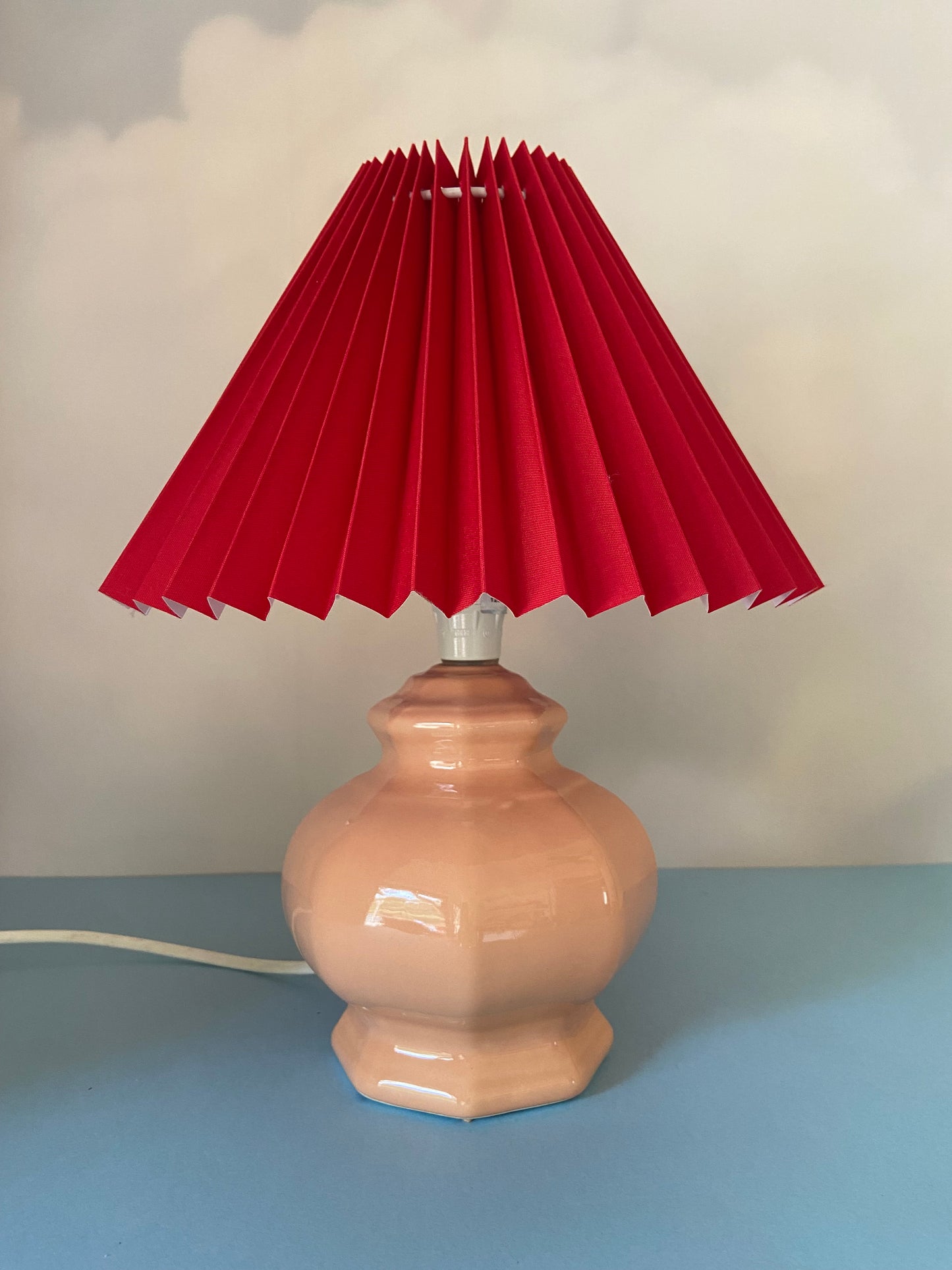 Lampe pied céramique SAUMON abat jour plissé rouge