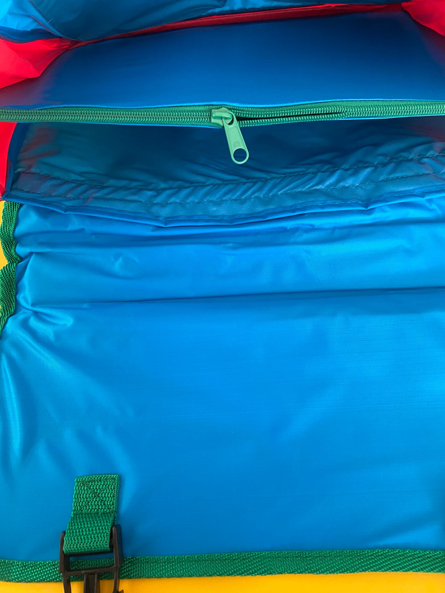 Cartable vintage NEUF rouge/bleu/vert