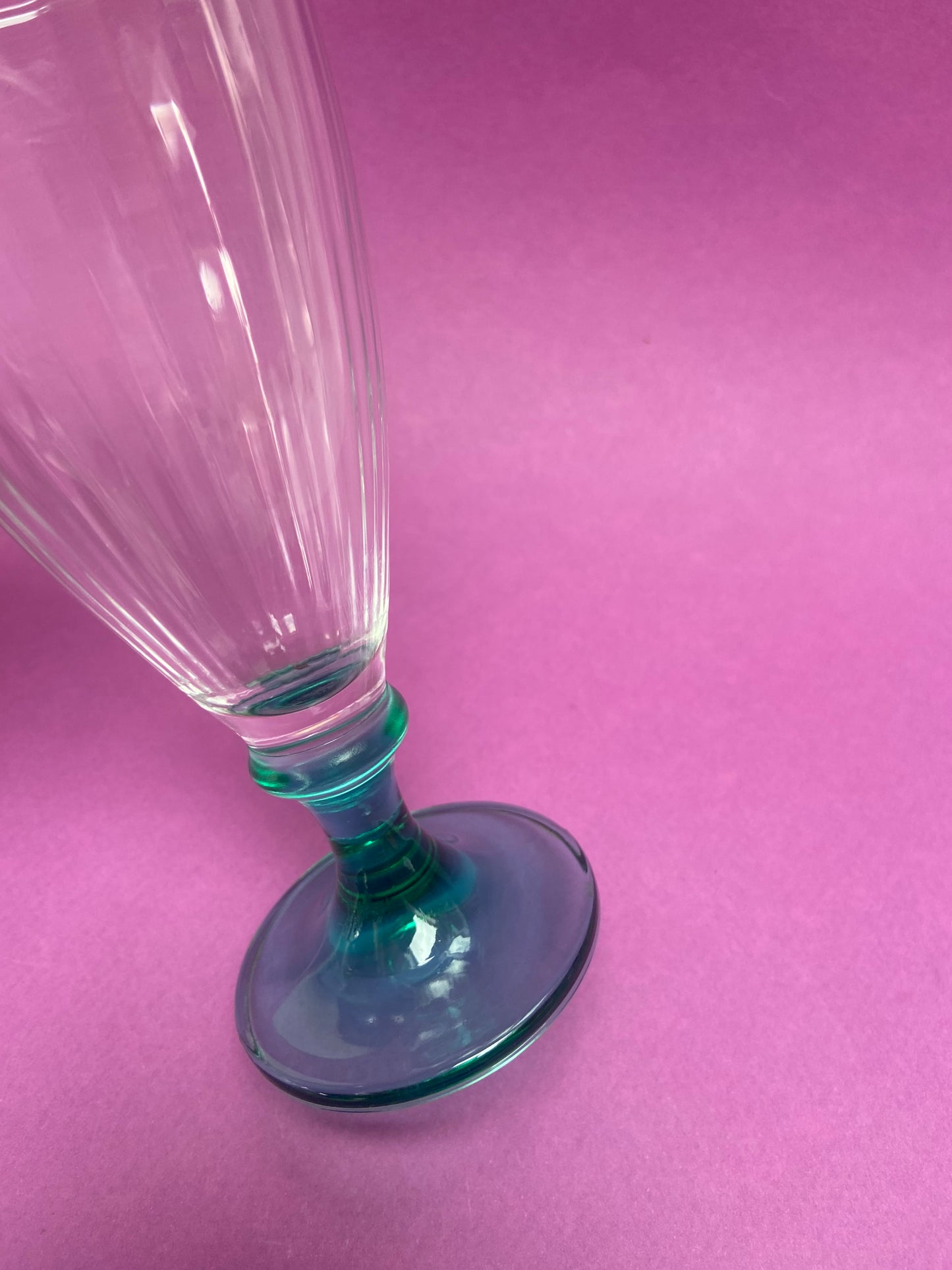 Petite coupe verre strié à pied BLEU