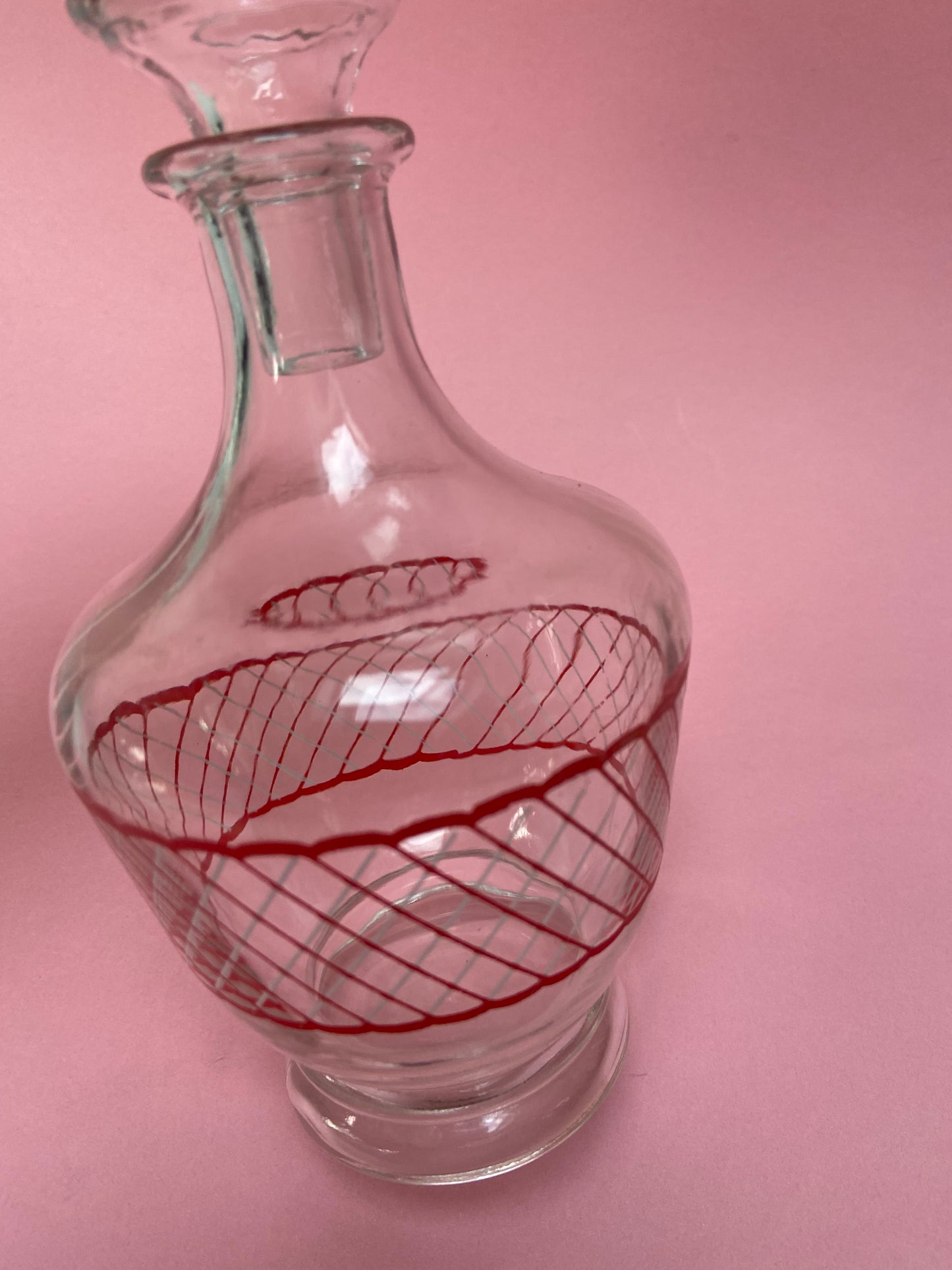 Carafe en verre motif croisillons ROUGE/BLANC