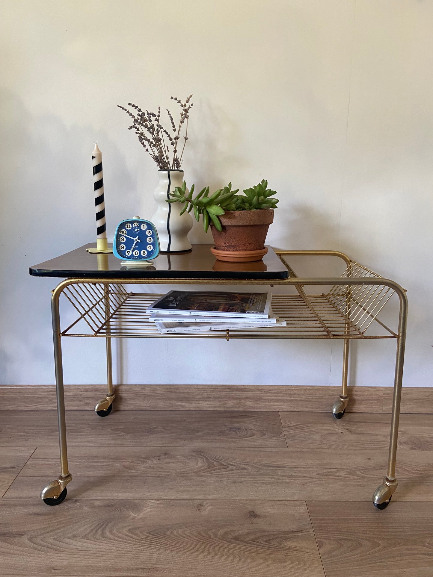 Table d’appoint vinyles vintage Formica sur roulettes