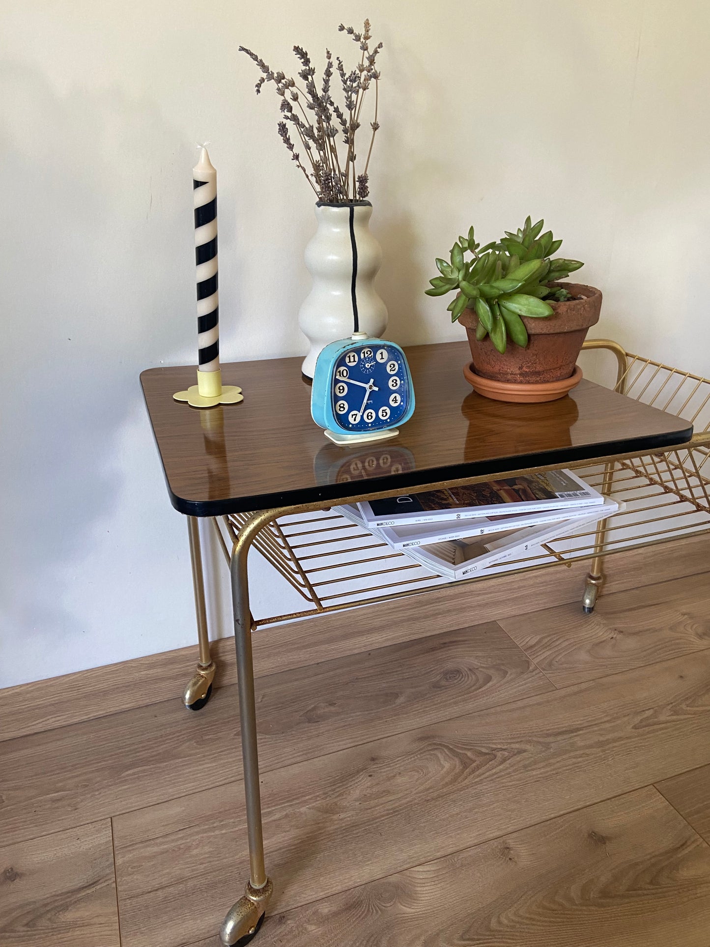 Table d’appoint vinyles vintage Formica sur roulettes