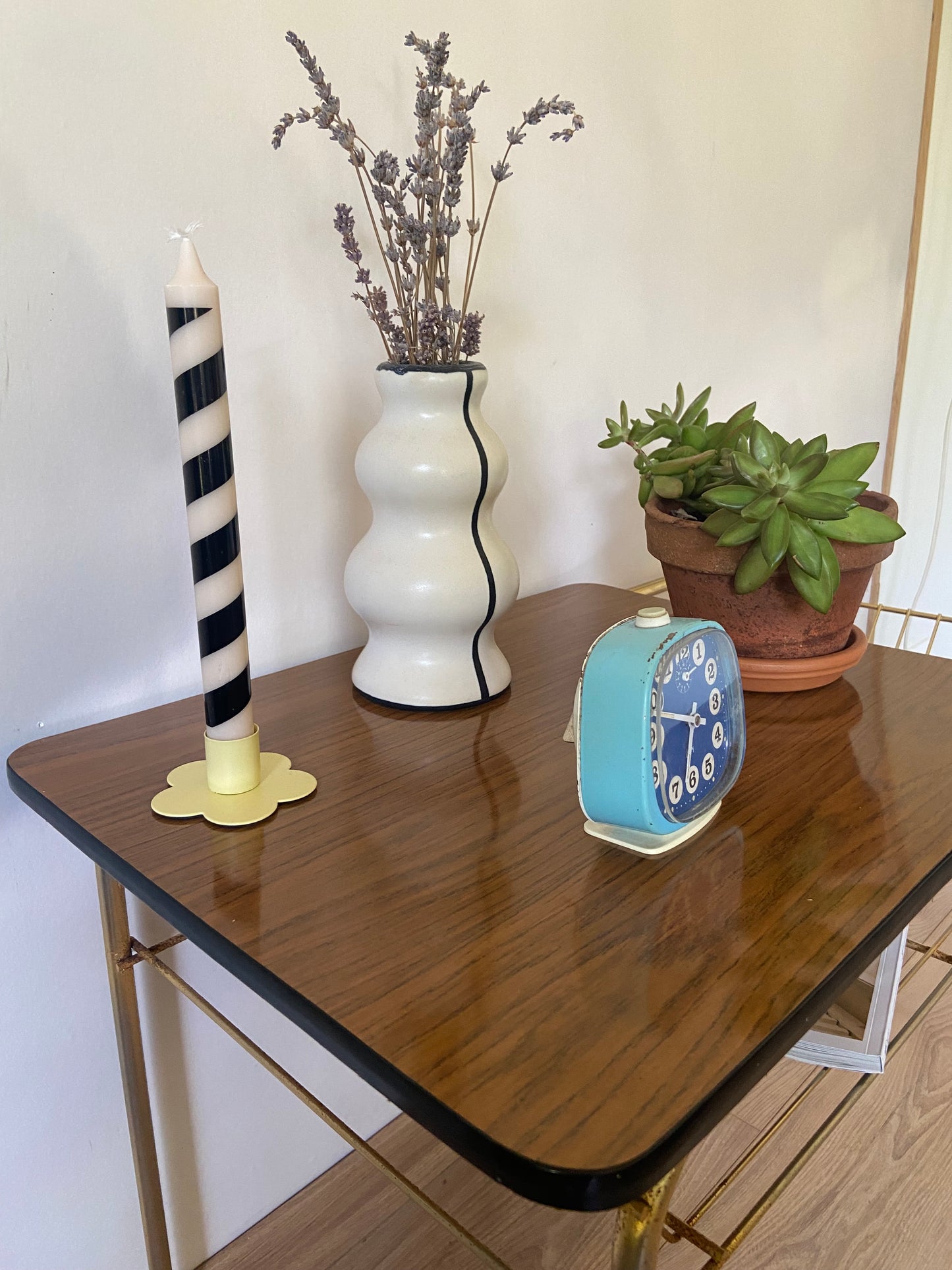 Table d’appoint vinyles vintage Formica sur roulettes