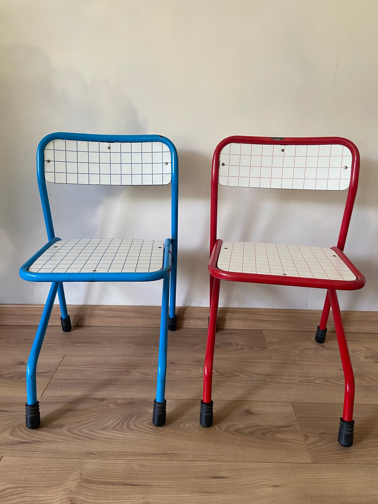 Vintage school chair with grid decor and colored metal structure