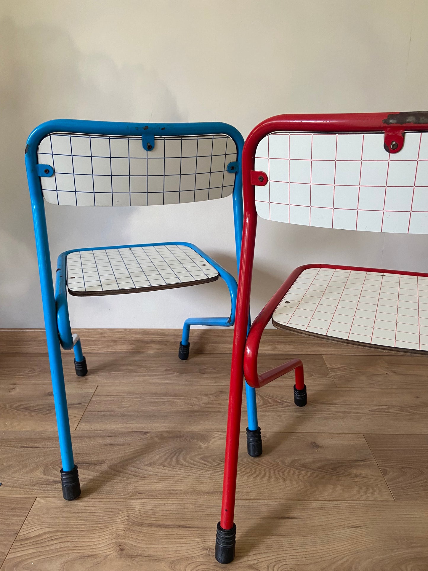 Vintage school chair with grid decor and colored metal structure