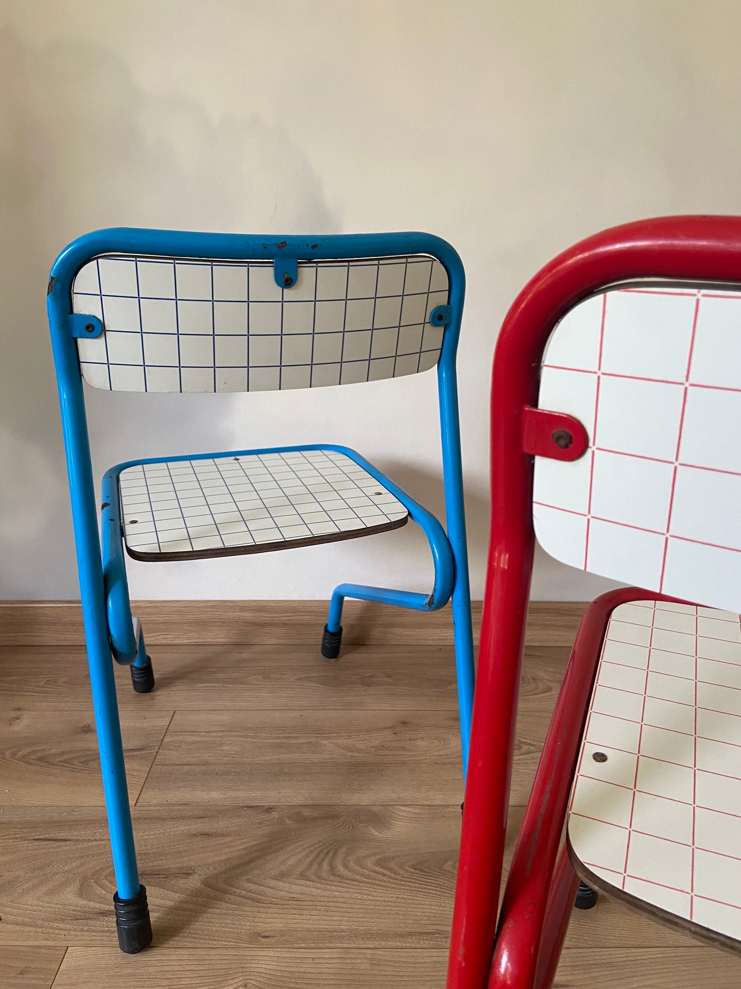 Vintage school chair with grid decor and colored metal structure