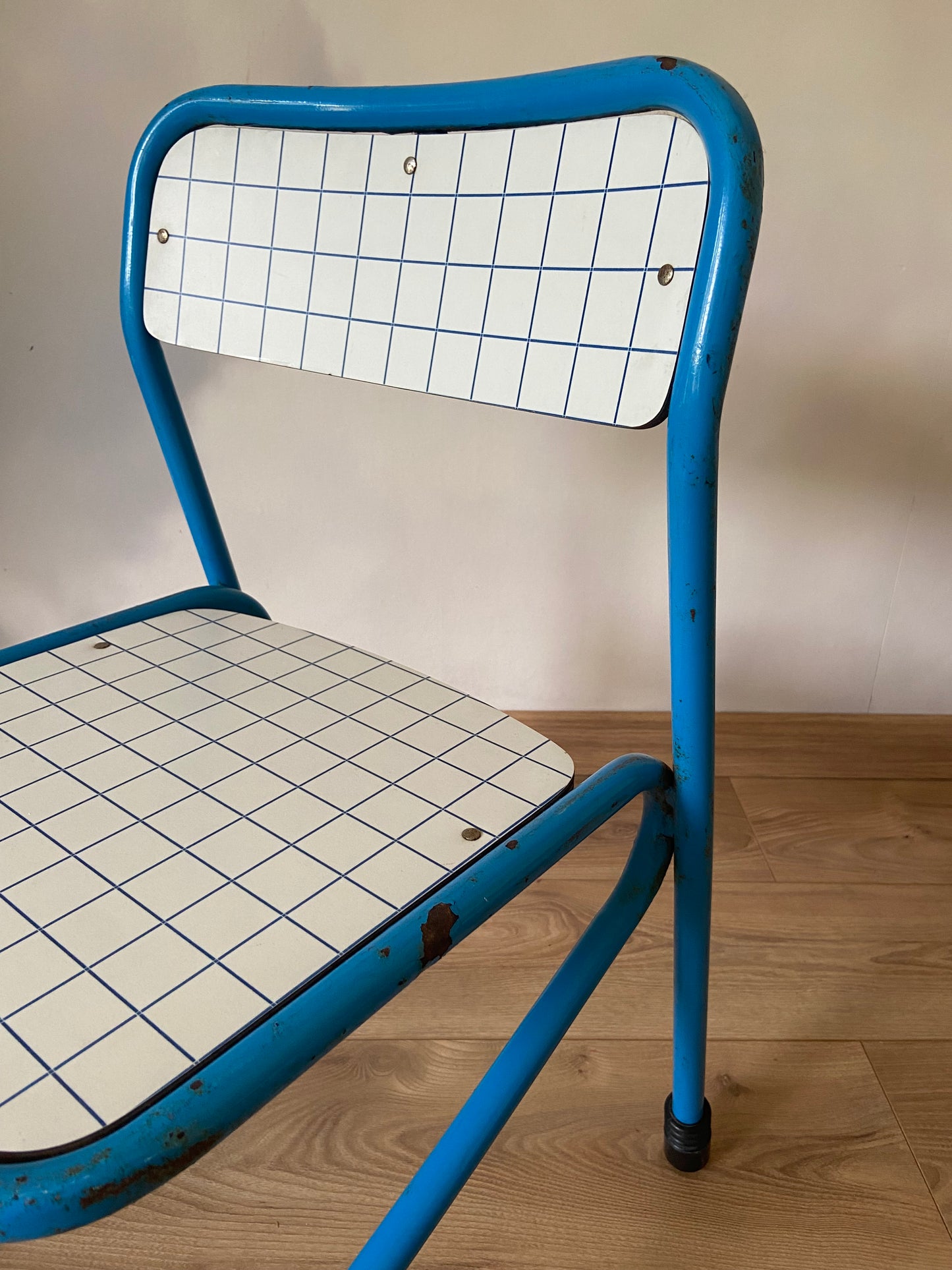 Vintage school chair with grid decor and colored metal structure