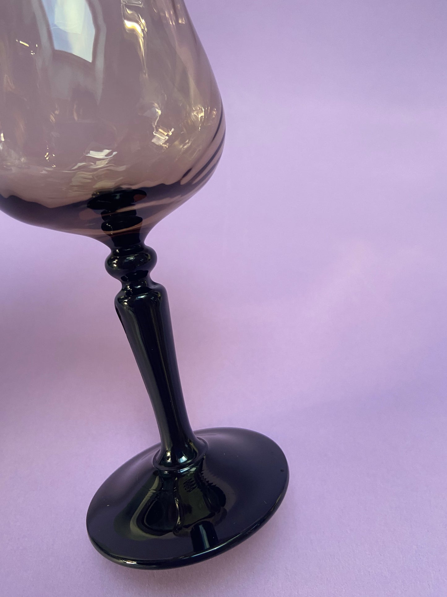 Petit verre à pied noir et verre fumé vintage