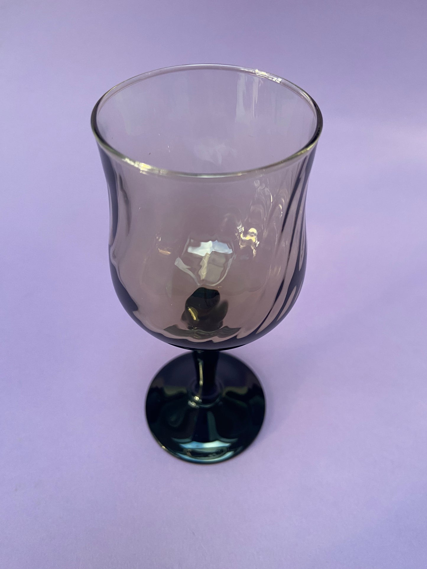 Petit verre à pied noir et verre fumé vintage