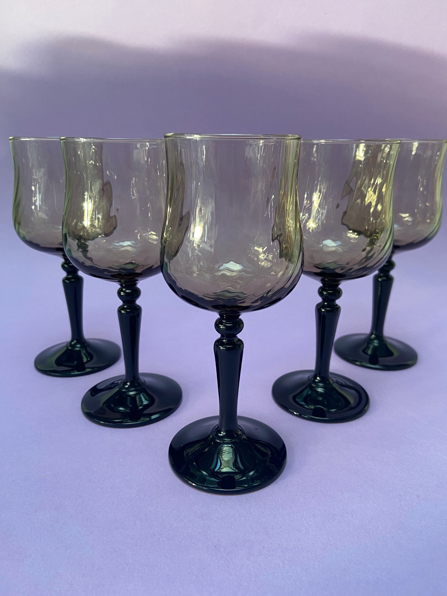 Petit verre à pied noir et verre fumé vintage