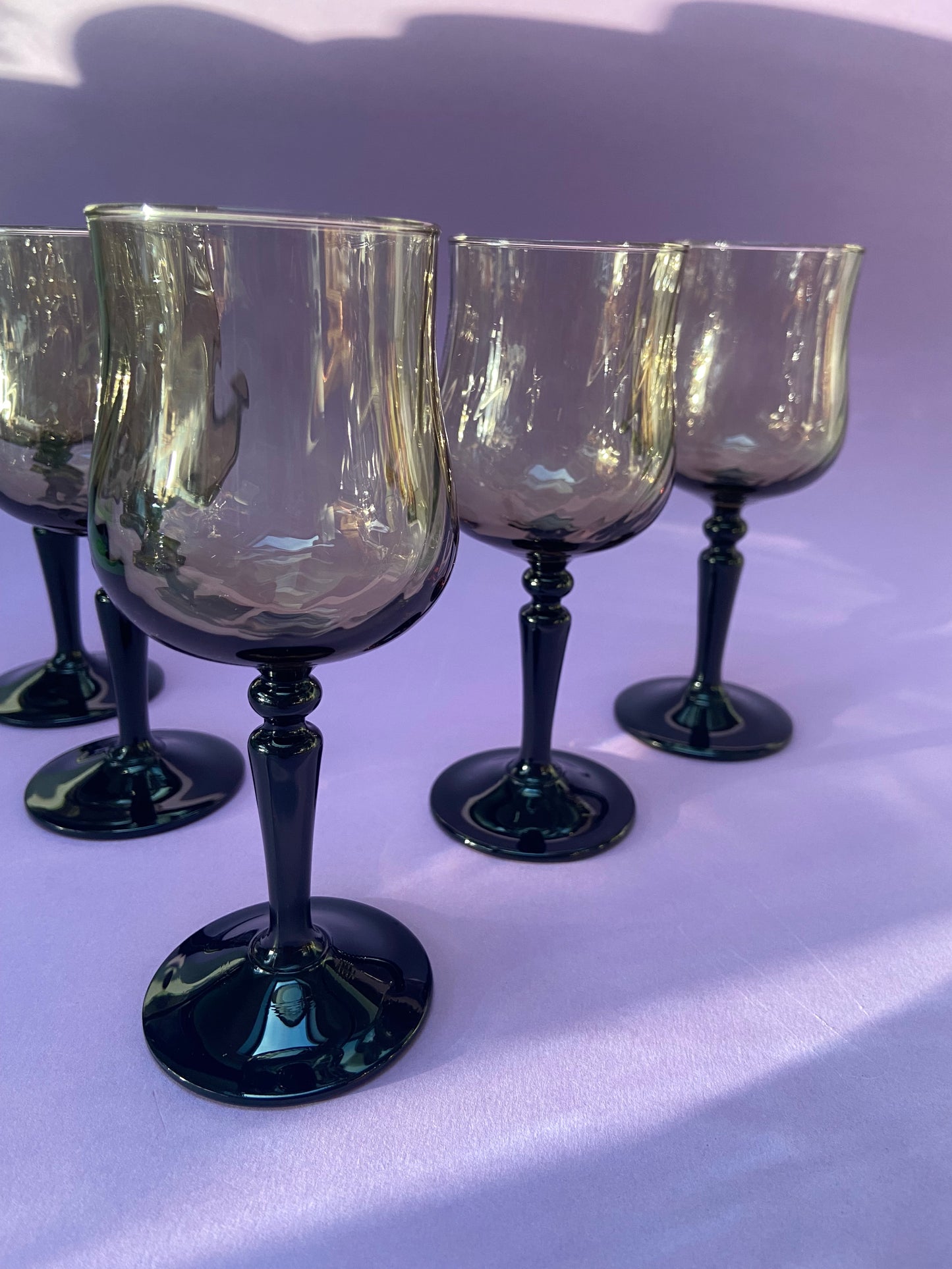 Petit verre à pied noir et verre fumé vintage