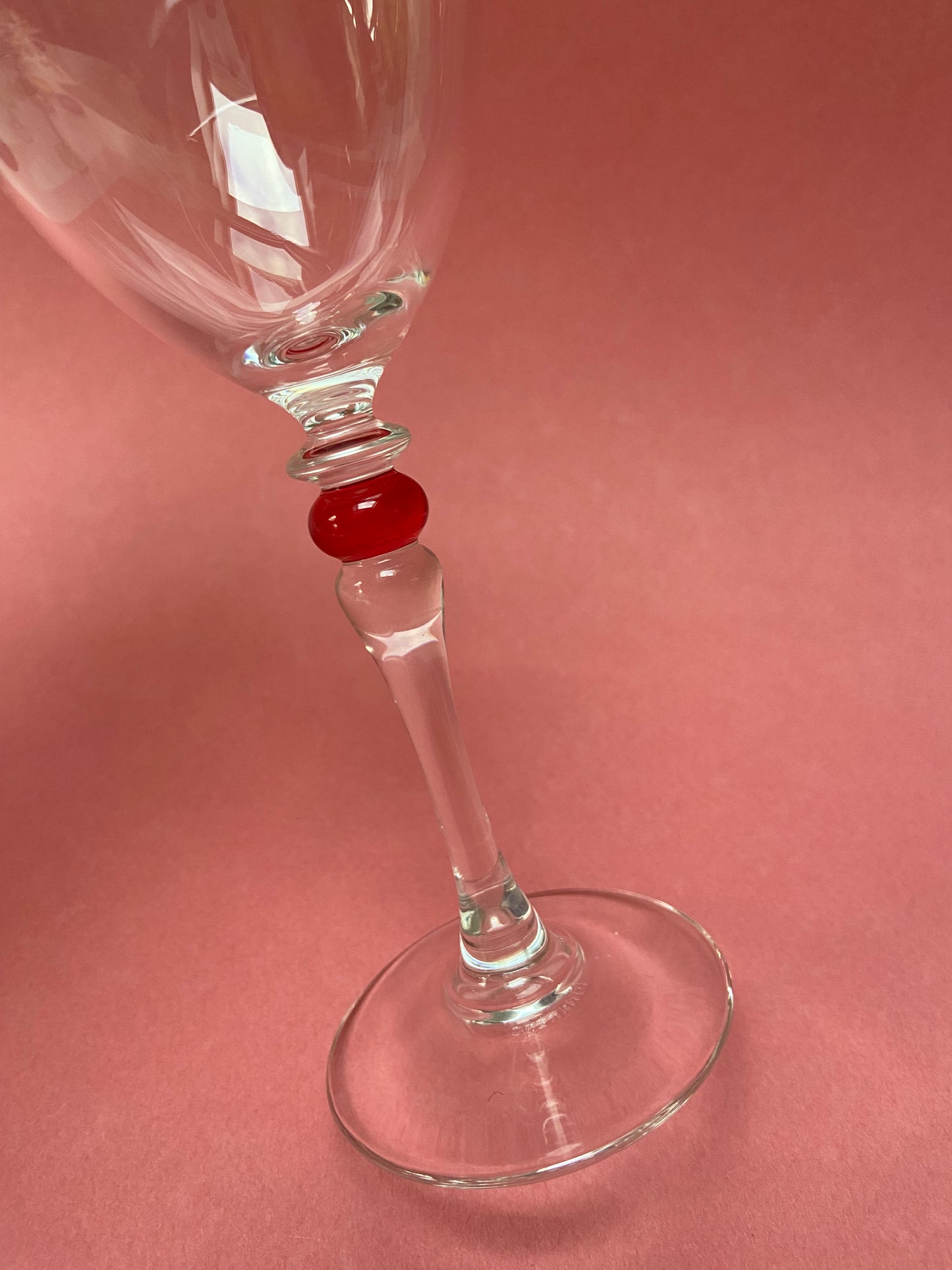 Verre à pied petite boule rouge