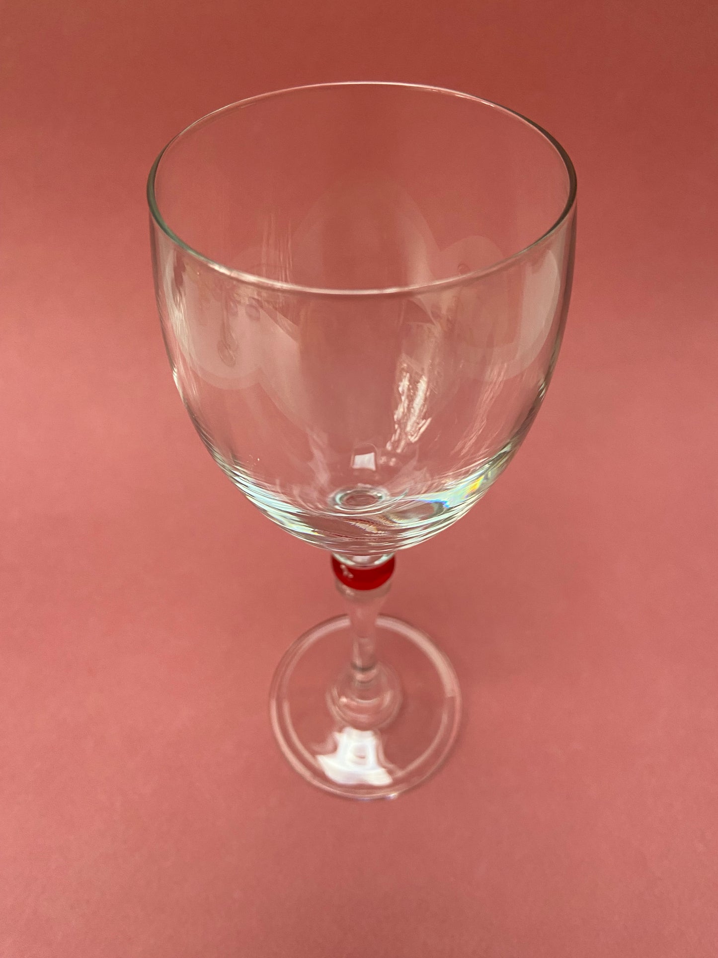 Verre à pied petite boule rouge