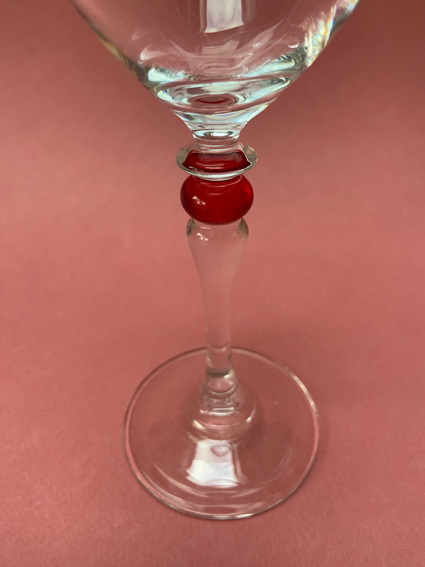 Verre à pied petite boule rouge