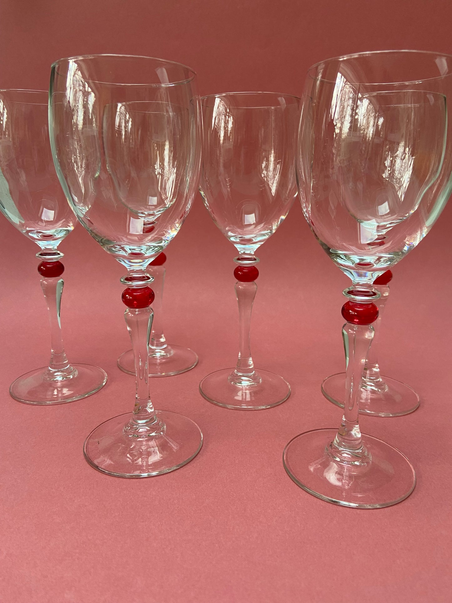 Verre à pied petite boule rouge