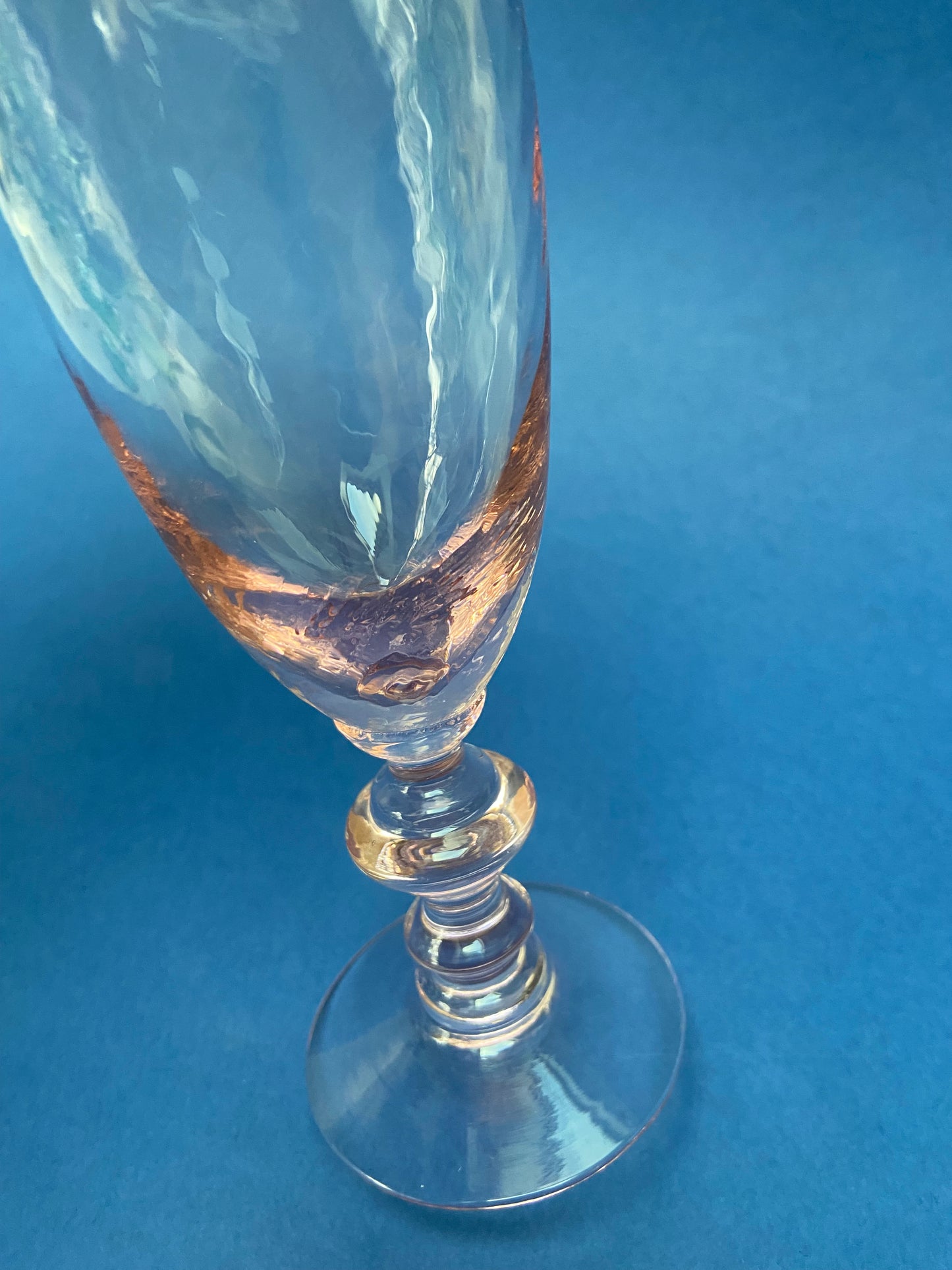 Flûte à champagne verre au reflet rose